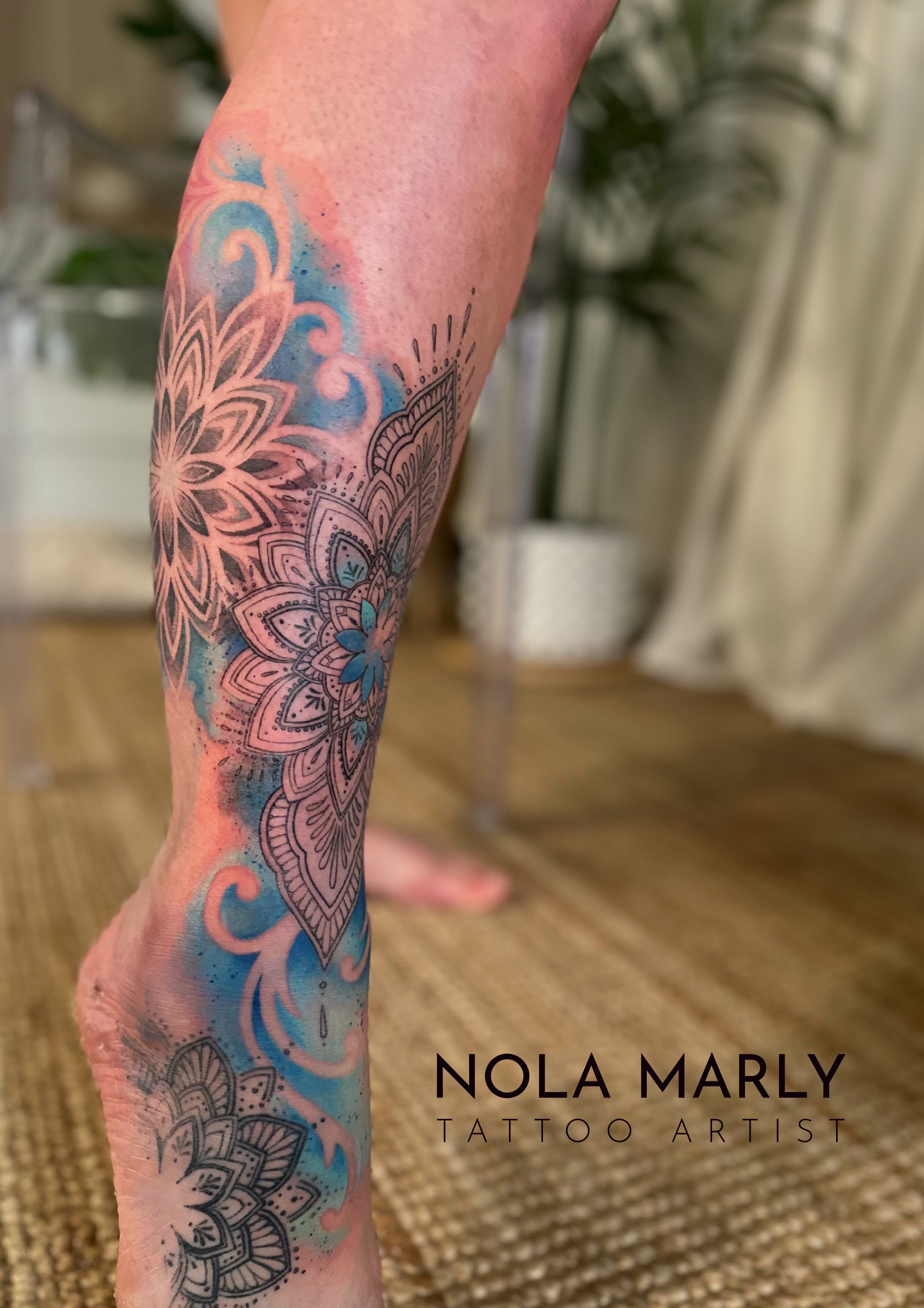 Tattoo Demi-jambe aquarelle et mandala avec beaucoup de détails fins. Couleurs vives bleu turquoise à rose.