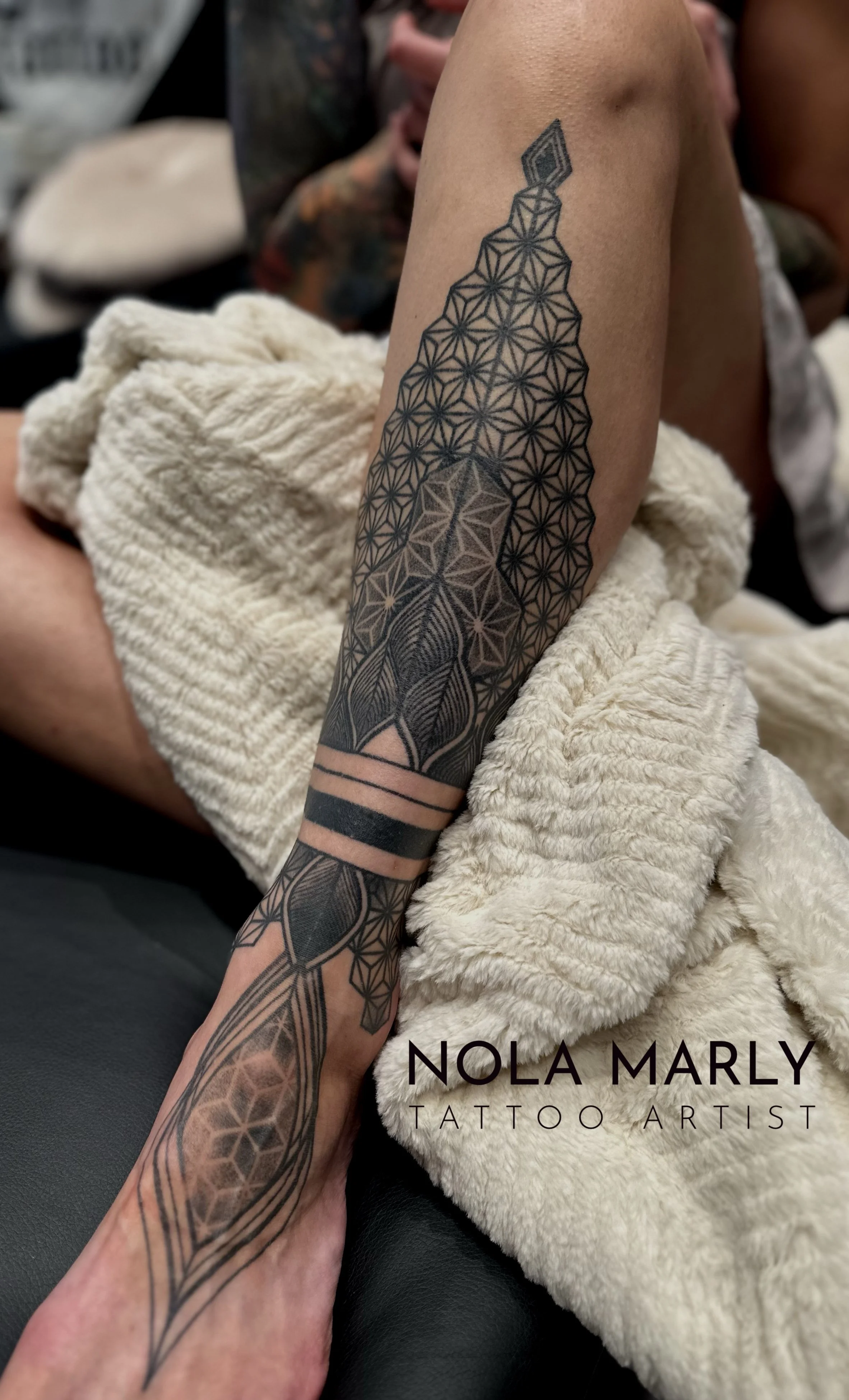 Tattoo Demi-jambe géométrie et black work feminin 