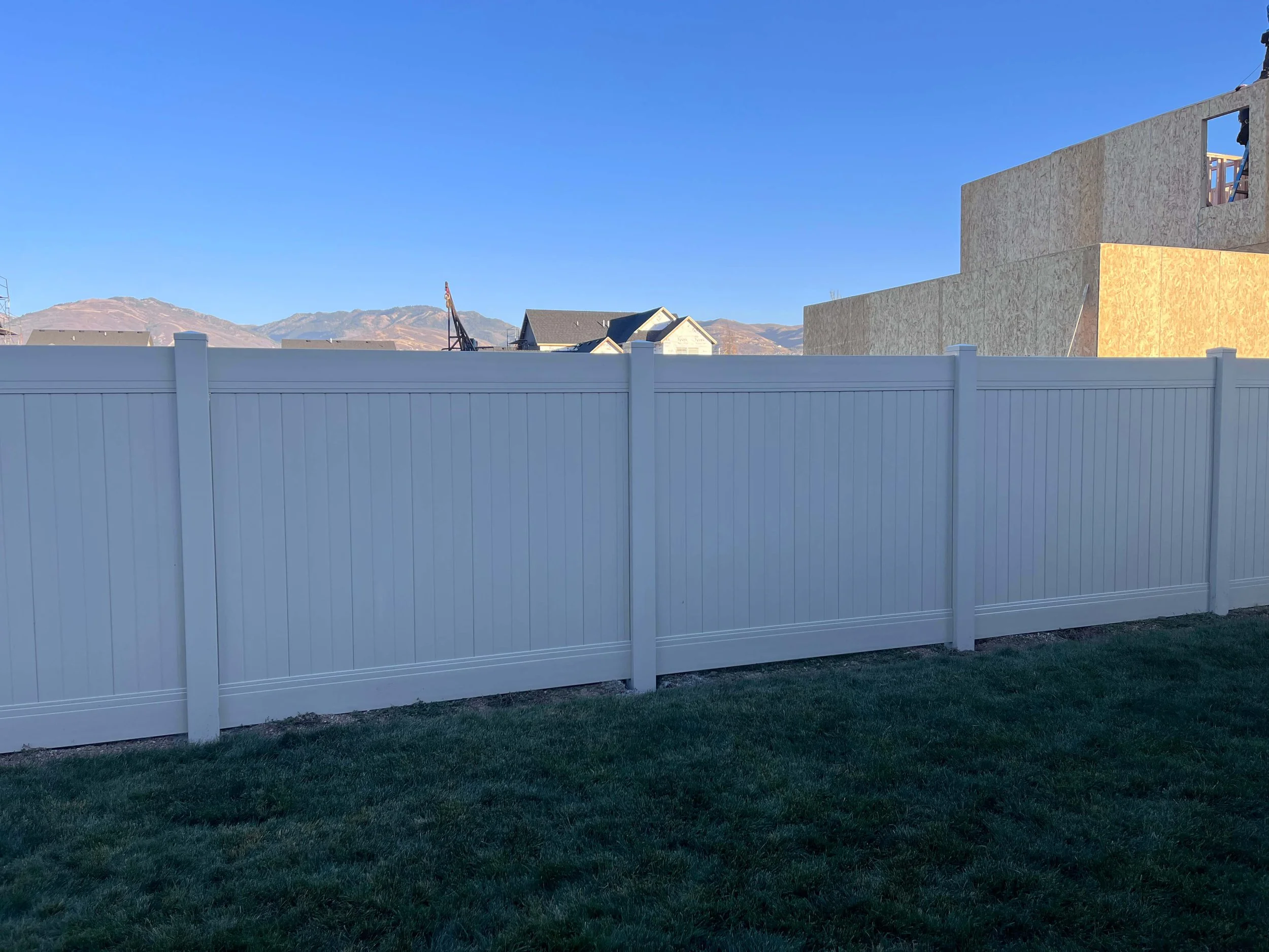 VINYL FENCE INSTALLATION IN BACKYARD -SALT LAKE CITY, UTAH 