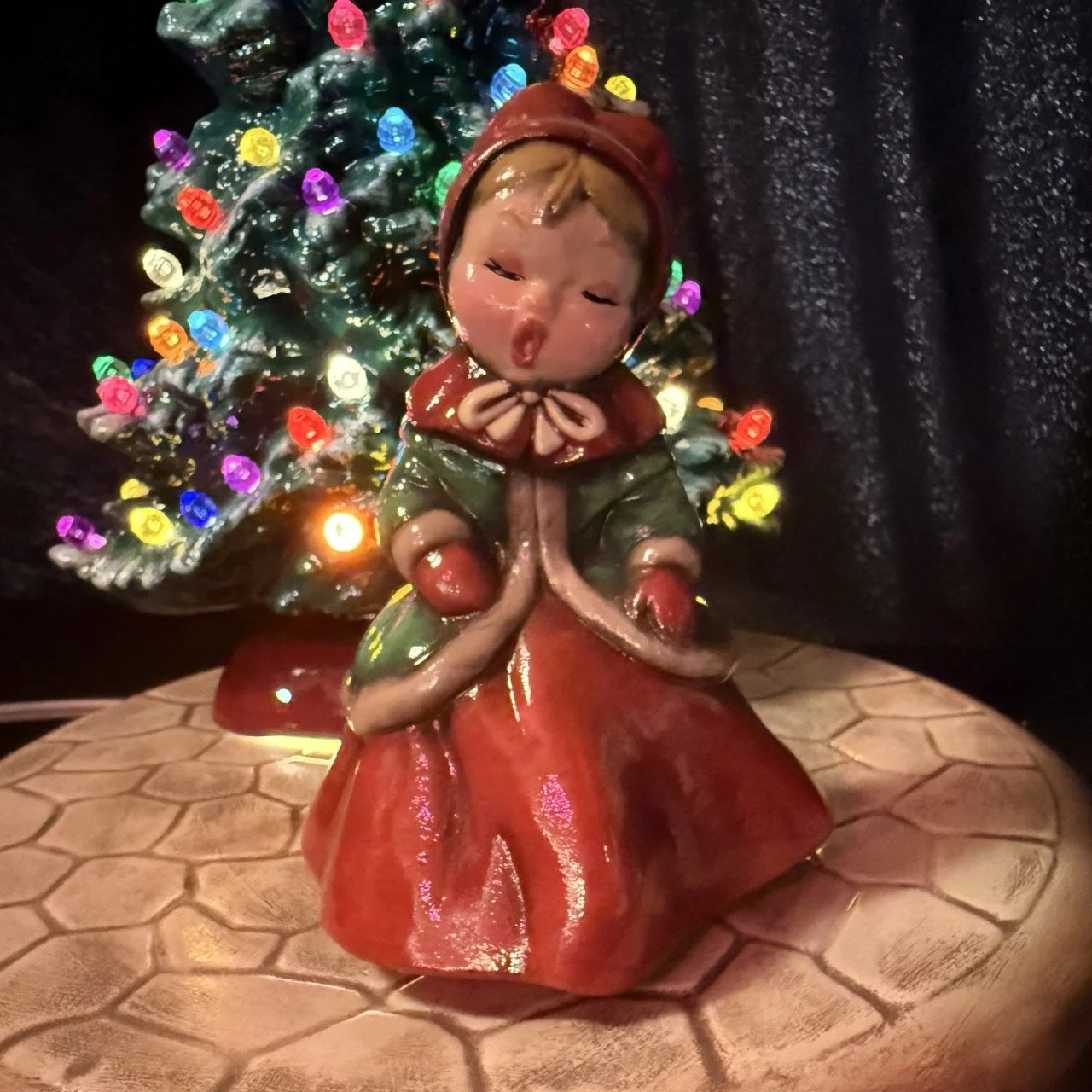 Carolers5.jpeg