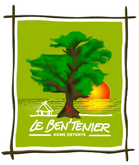 Panneau représentant un grand arbre, un soleil couchant, et une maison à proximité, avec le texte 'Le BENTÉNIER HOME DETENTE'.