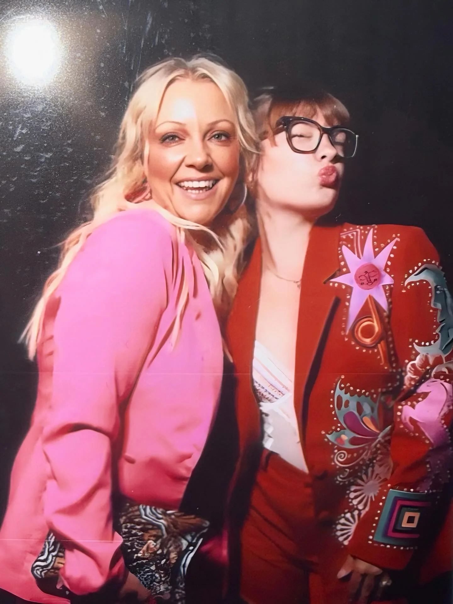 Last week @chloeshayden and I saw the premier of @allsfaironhulu at @crownmelbourne ✨
As soon as it dropped I binged all 3 back to back . Can confirm it&rsquo;s fanbloodytabulous with so many glorious lines , spectacular outfits , the casting is SUPE