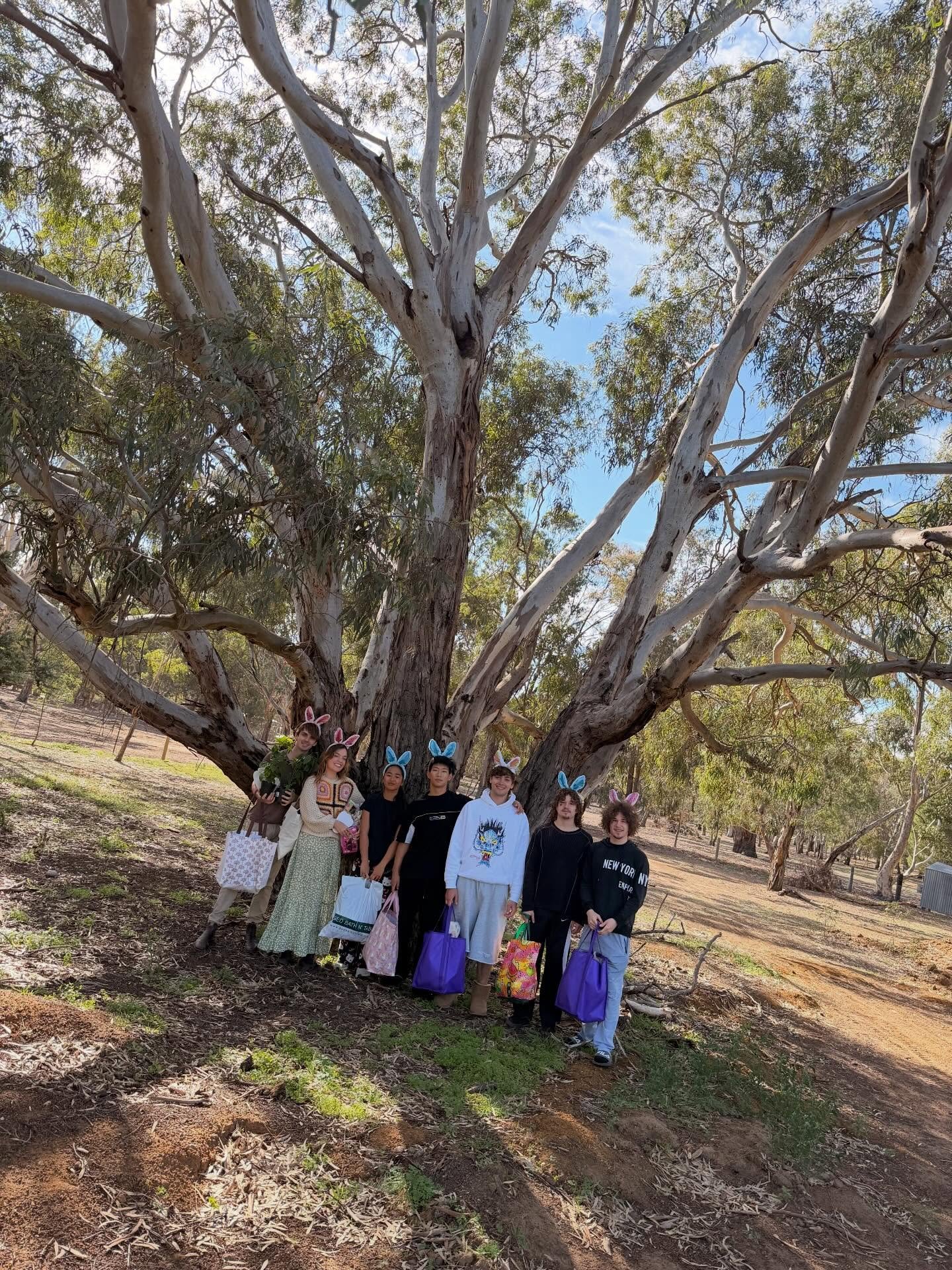 Happy Aussie Easter from ( some ) of our family ( and this years drop ins - some random Americans @sbassshynin @aclrain 🫶)