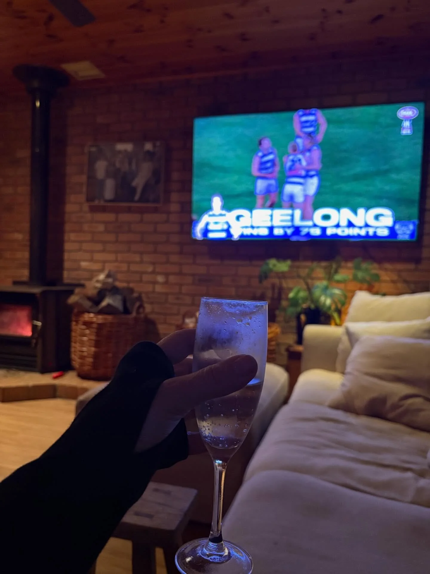 What a great FRI-YAY night ! 
Go CATTERS 🐱🐱🐱

( Also how good are thumbhole tops - send me all your faves 😍)