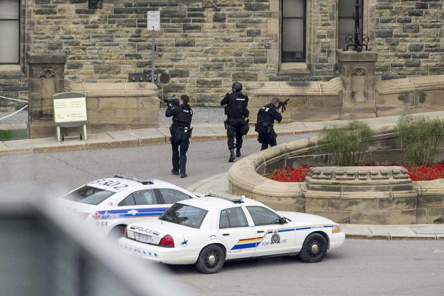 Ottawa Police and RCMP respond to Parliament Hill attack