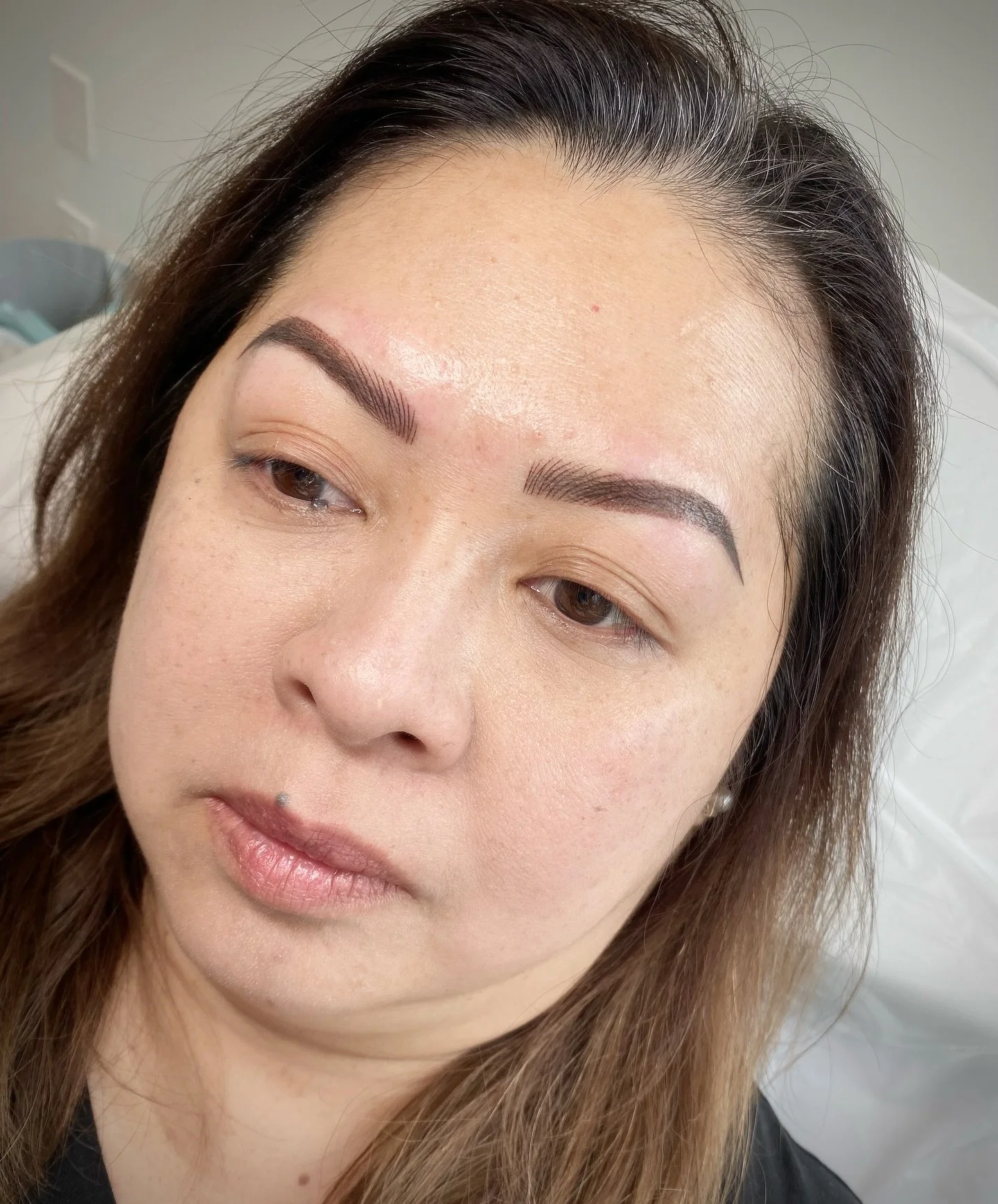 Gently warming up and correcting old work with a combo of hairstrokes and shading ✨ This photo is taken directly after the service but after the healing process it will soften and fade to blend seamlessly for a soft and natural brow!!! 😍

𝟣𝟢𝟢% 𝟧