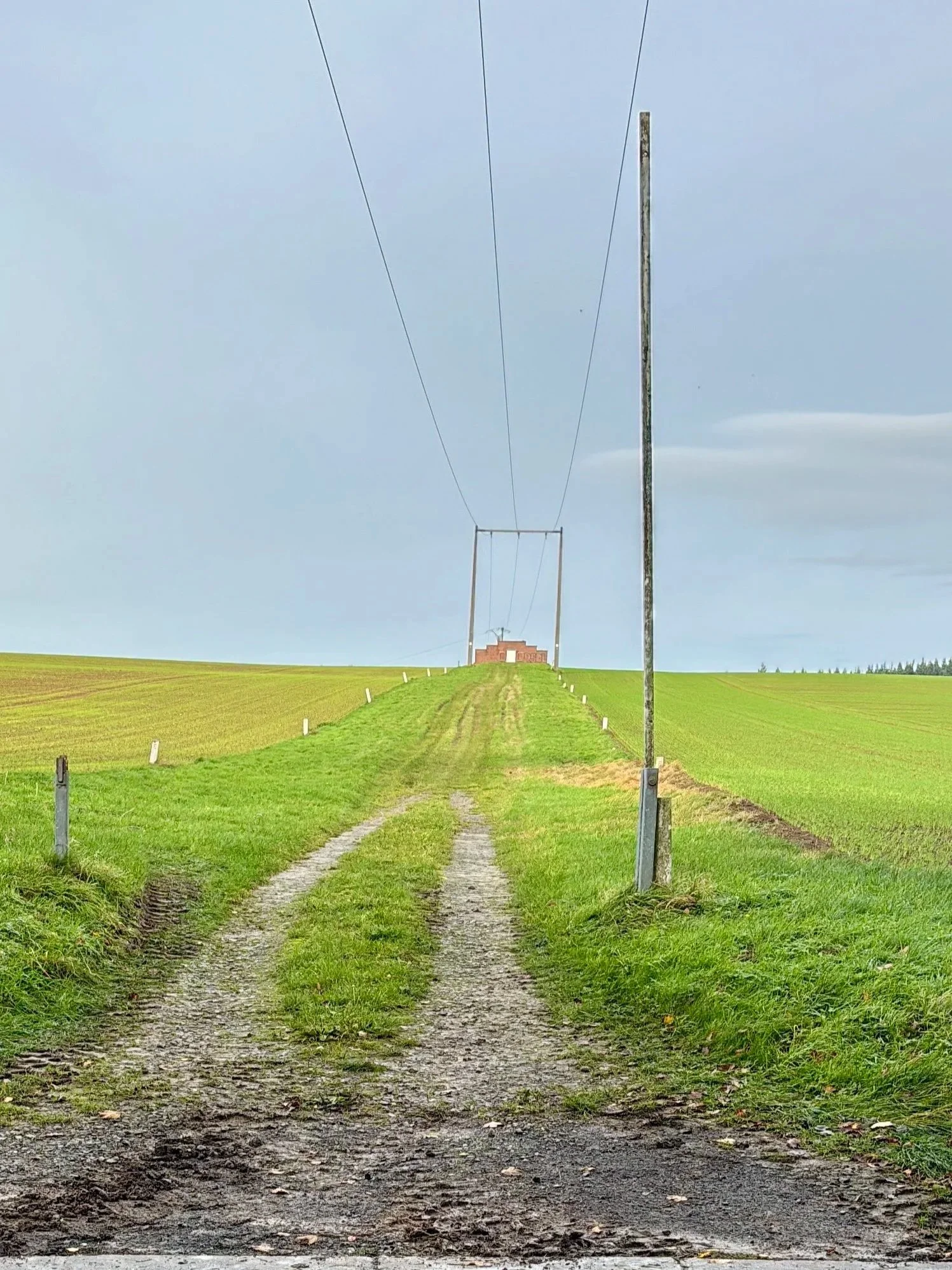Les petits chemins nous mènent dans de jolis endroits, même quand le temps n'est pas avec nous.