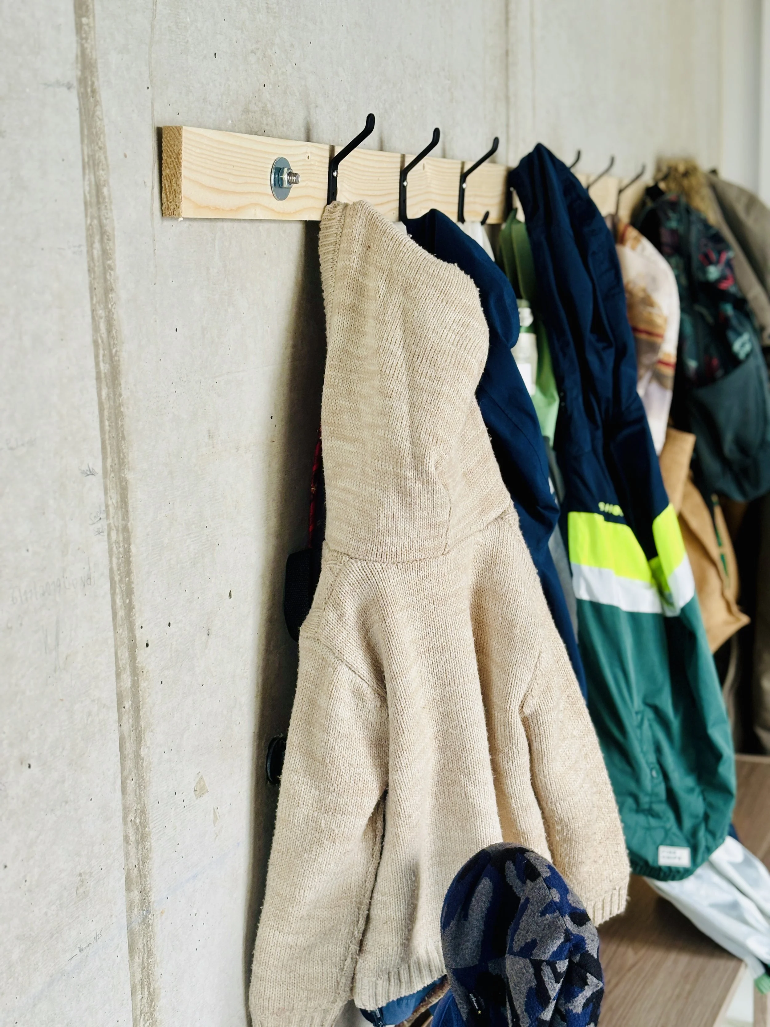 Un vestiaire, c'est tout simple mais c'est indispensable quand on doit se changer, prendre le manteau, retirer les bottes... Dans la classe Kaleido, on a tout prévu.