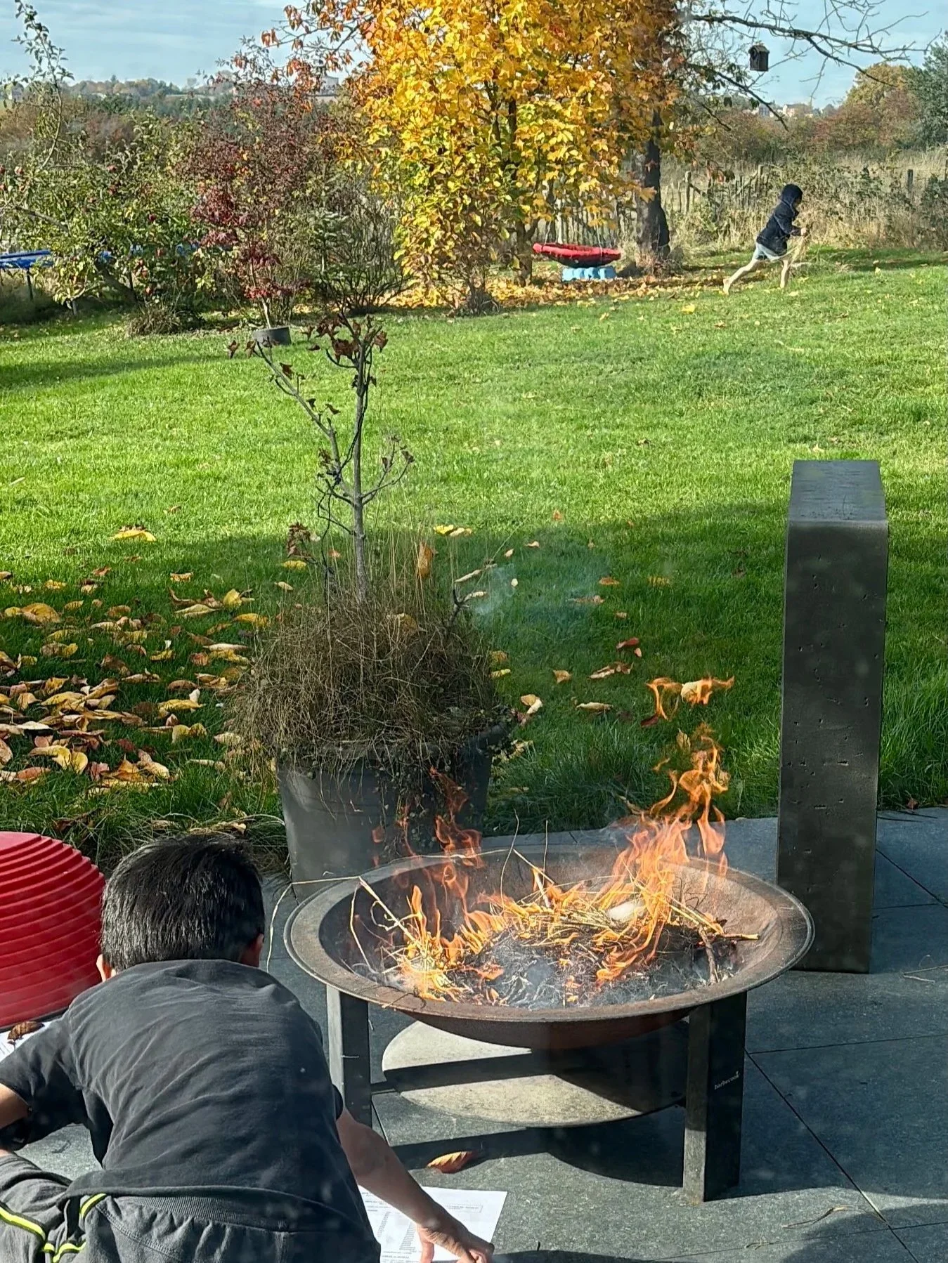 On fait du feu..; C'est tout simple mais on apprend plein de choses avec un simple moment dehors à faire du feu.