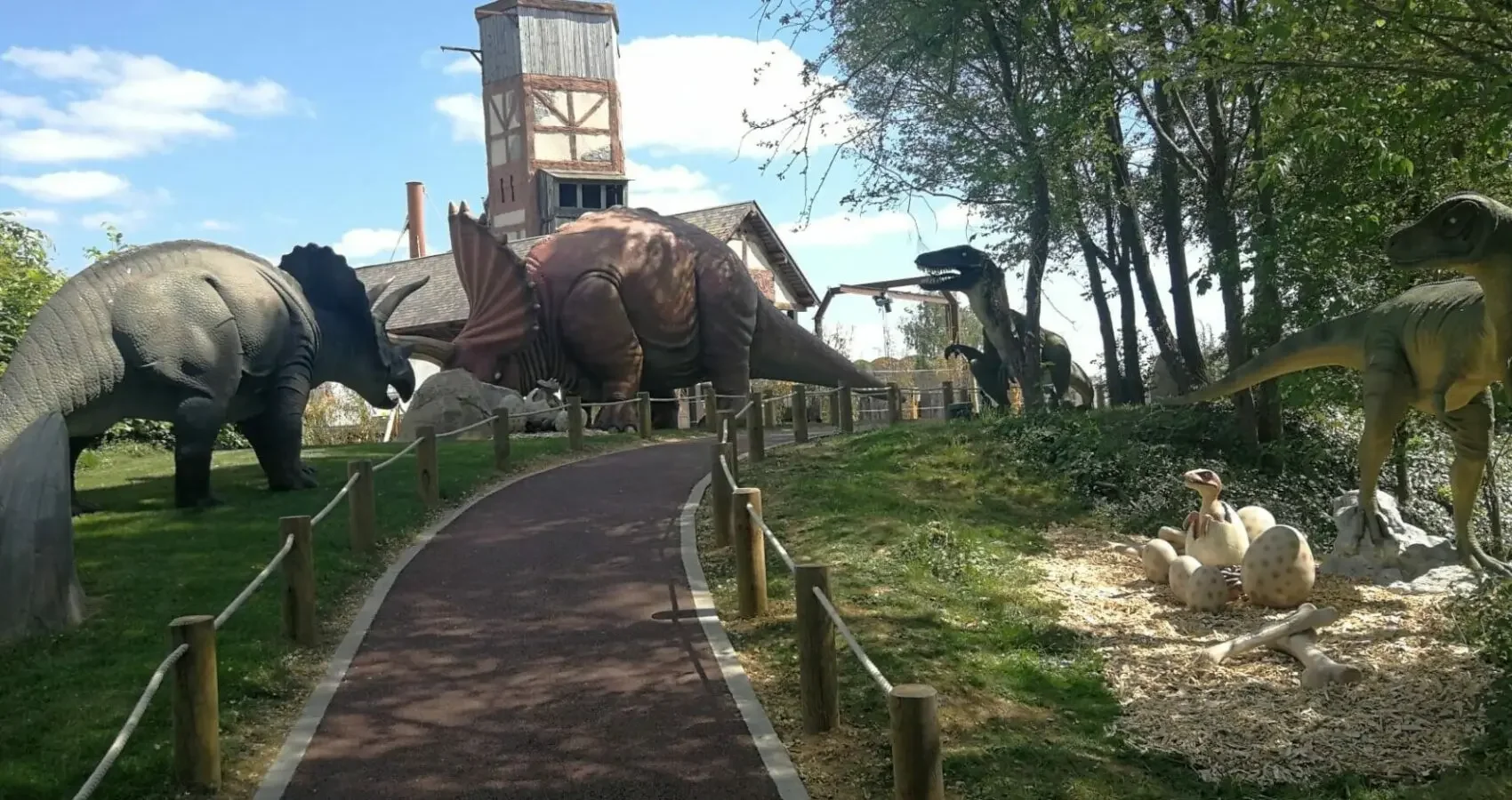 VALLEE-DES-DINOS-1700x900.jpg.webp