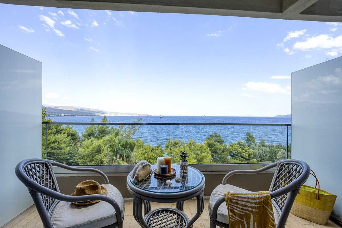 GREASAR-club-marmara-king-saron-double-vue-mer-balcon-sejour-grece-tui.png