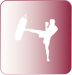 Asmens siluetas atliekantis aukštą spyrį į bokso maišą ant bordo fono