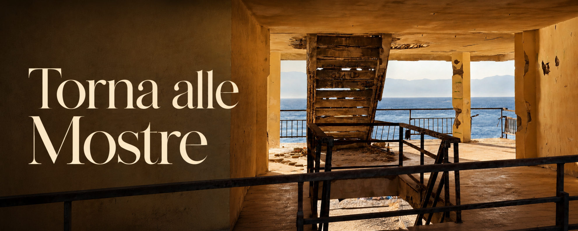 Vista di una struttura abbandonata con scalinata in rovina e pareti scrostate, con vista sullo Stretto di Messina e le montagne sullo sfondo, con le parole "Torna alle Mostre" sovrapposte.