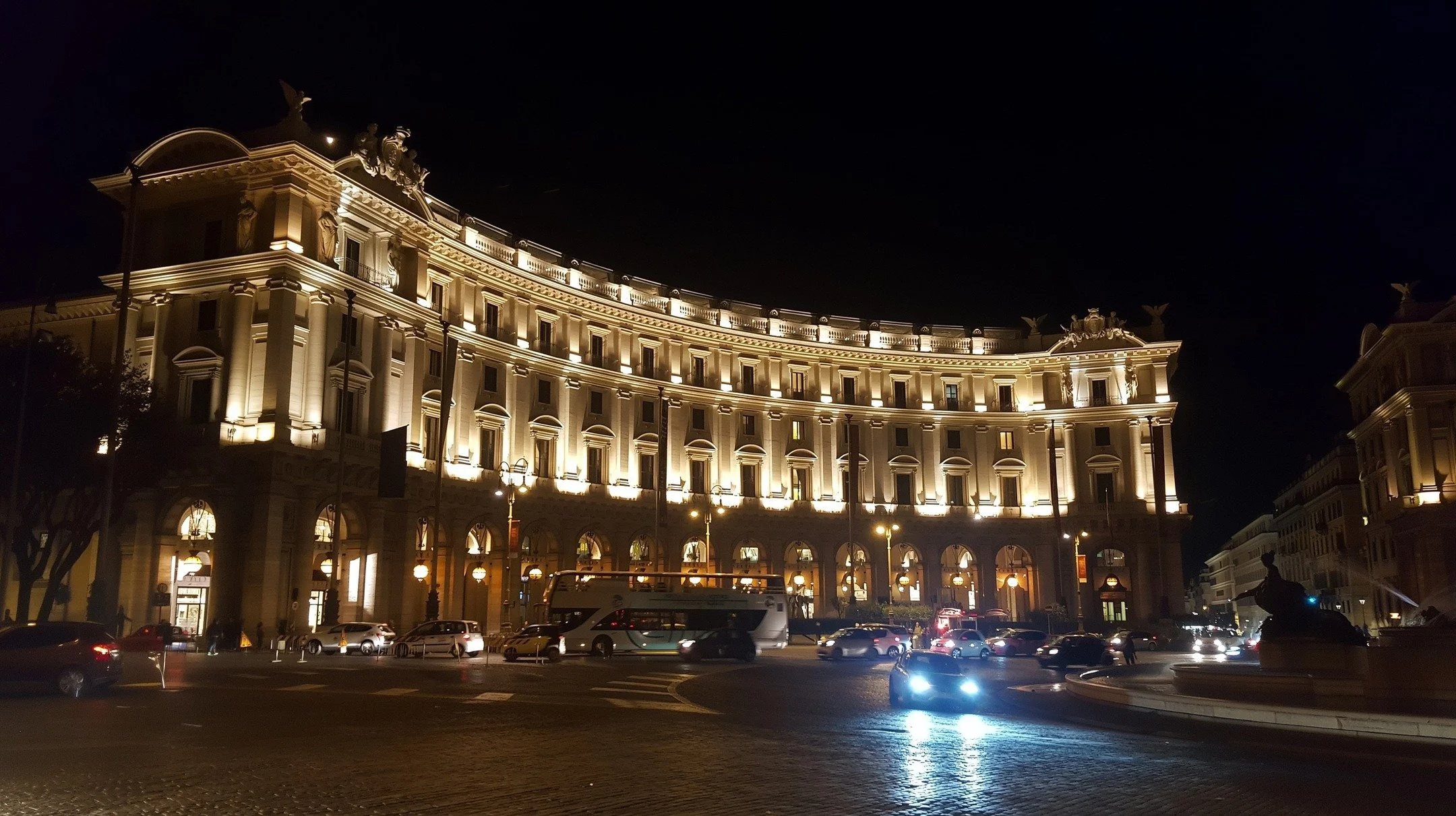 Roma, Italy #rome
#roma
#romebyNight
#romeitaly
#italytravel
#visitrome
#ig_rome
#igersroma
#romecity
#streetphotography
#nightphotography
#citylights
#urbanphotography
#beautifuldestinations
#travelphotography