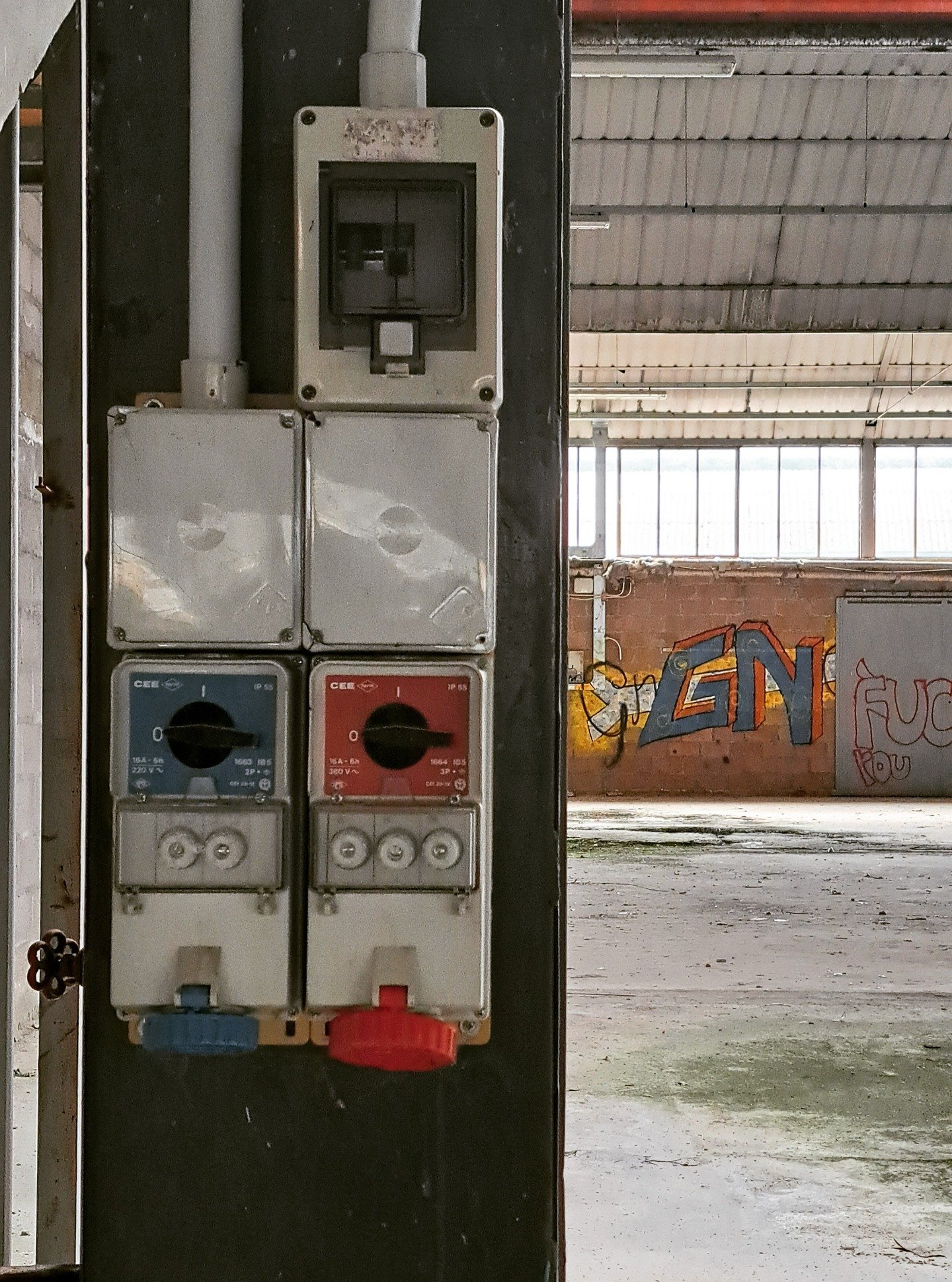 Gaiole in Chianti, magazzino abbandonato, estate 2024 #urbex #urbanexploration #abandonedplaces #abandoned #industrial #industrialdecay #graffiti #urbanphotography #photography #photooftheday #ig_italia #italyphotography #tuscany #chianti #gaioleinch