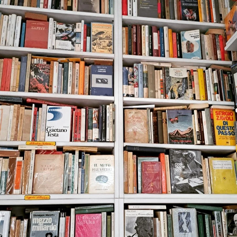 La piccola ma deliziosa libreria "900 di carta", a Roma in Via Acqui 9b. Libraio amabile e preparato, un buonissimo odore di carta vecchia e legno stagionato. Ogni volta che ci passo, trovo qualcosa da acquistare. #Roma #LibrerieDiRoma #Lib
