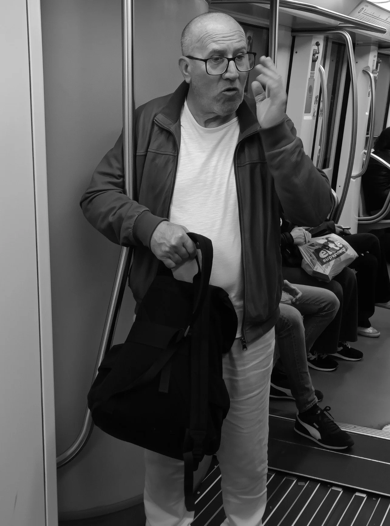 [Racconti della metropolitana, VI]

Il signore &egrave; indignato. #streetphotography #streetphotographyblackandwhite #bnwphotography #bnwstreet #documentaryphotography #urbanisolation #humancondition #urbanstories #subwaystories #metrophotography #s