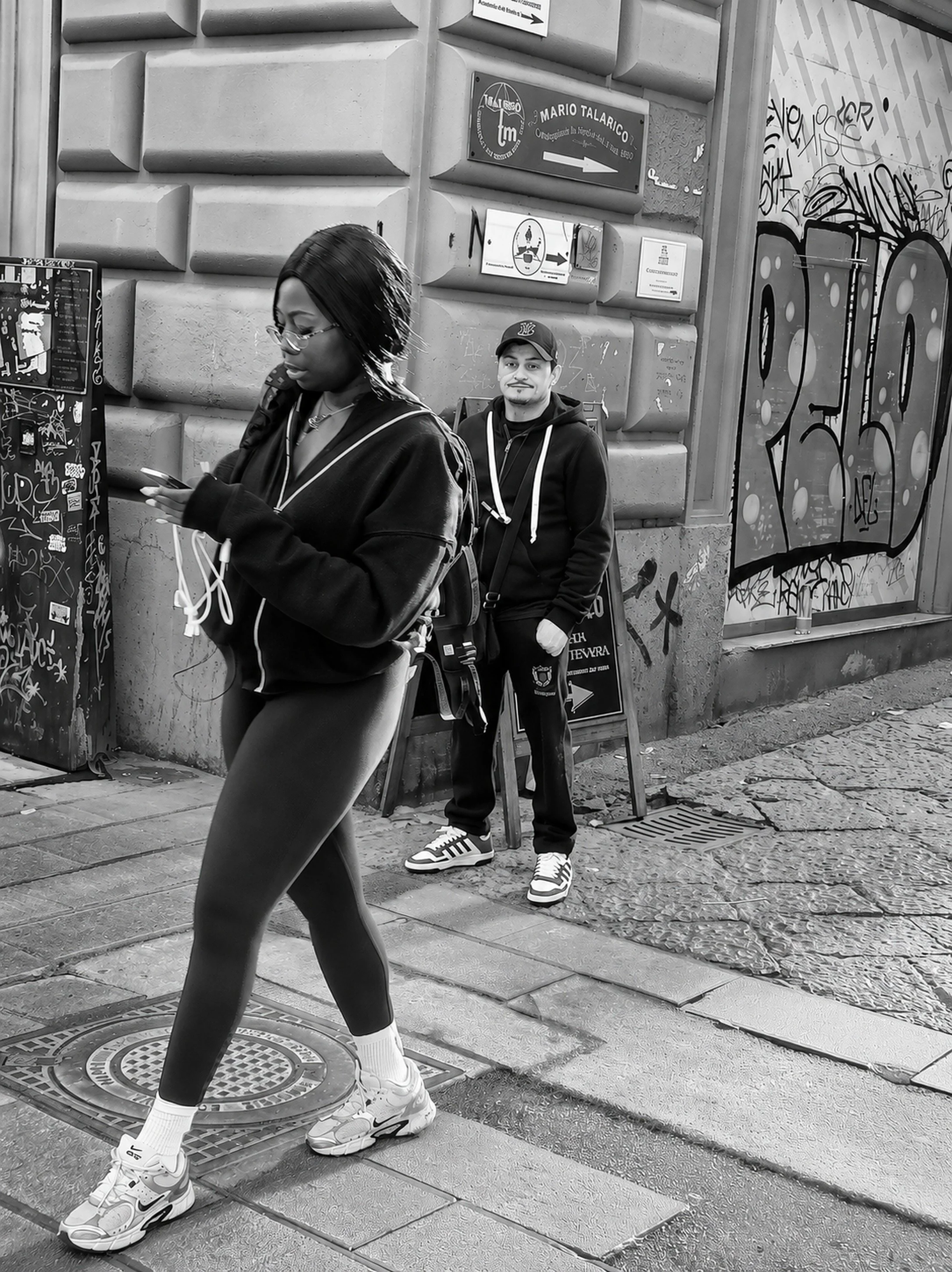 Napoli, Via Toledo, maggio 2026 #streetphotography #streetphoto #blackandwhitephotography #bnw #bnwphotography #urbanphotography #urbannoir #streetnoir #noirphotography #monochrome #documentaryphotography #citylife #urbangeometry #publicspace #street