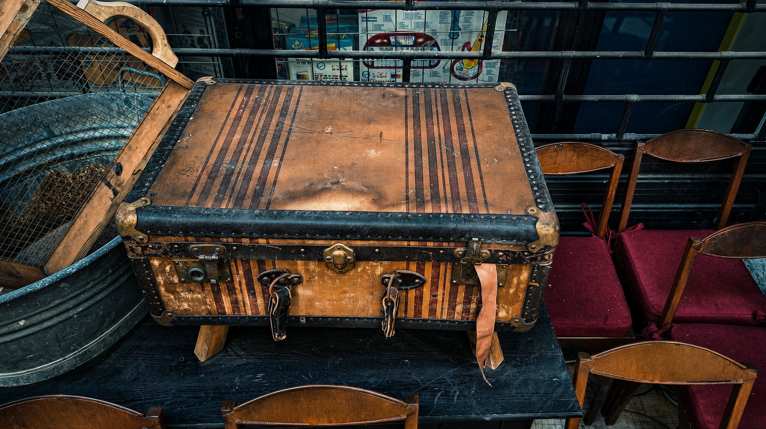 [What Victory Looks Like Now, n. 2] Foto scattata presso la Galleria delle Vittorie, a Palermo, nel luglio del 2026 #Palermo #GalleriaDelleVittorie #PalermoPhotography #Sicilia #SicilyPhotography #UrbanPhotography #DocumentaryPhotography #StillLifePh