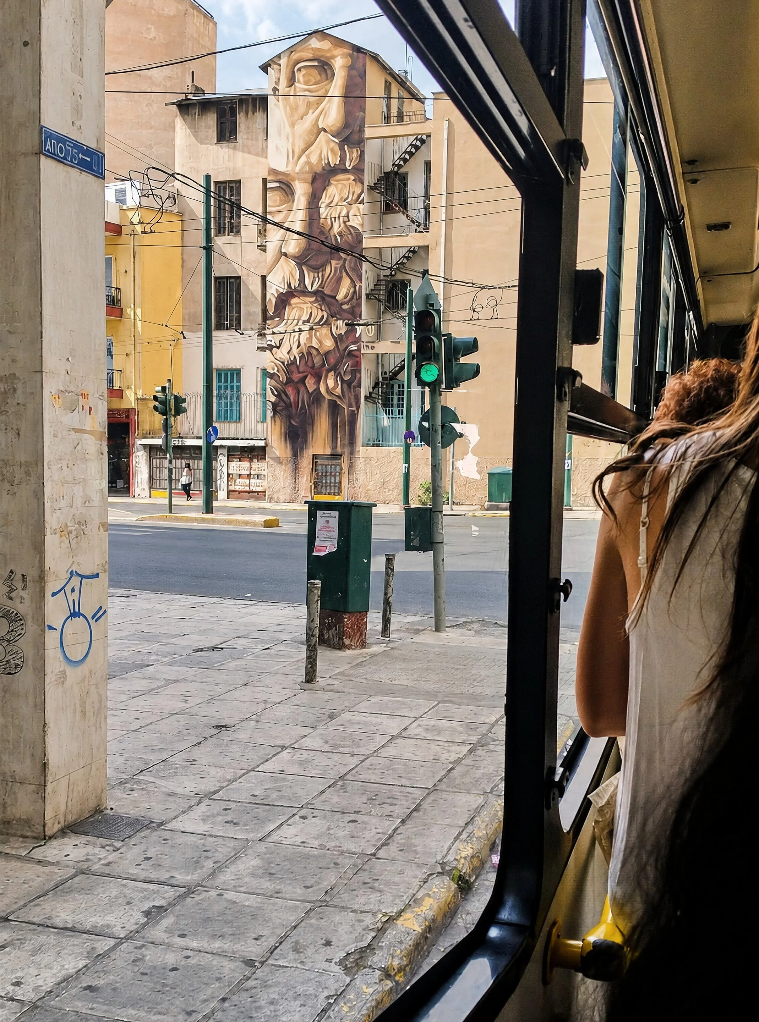 [Dialettica peripatetica] Foto scattata ad Atene nel 2018 #Atene #Athens #Athens2018 #Greece #Grecia #AthensStreetArt #StreetArtAthens #UrbanArt #UrbanPhotography #StreetPhotography #TravelPhotography #CityLayers #UrbanLayers #FromTheBus #BusWindow #