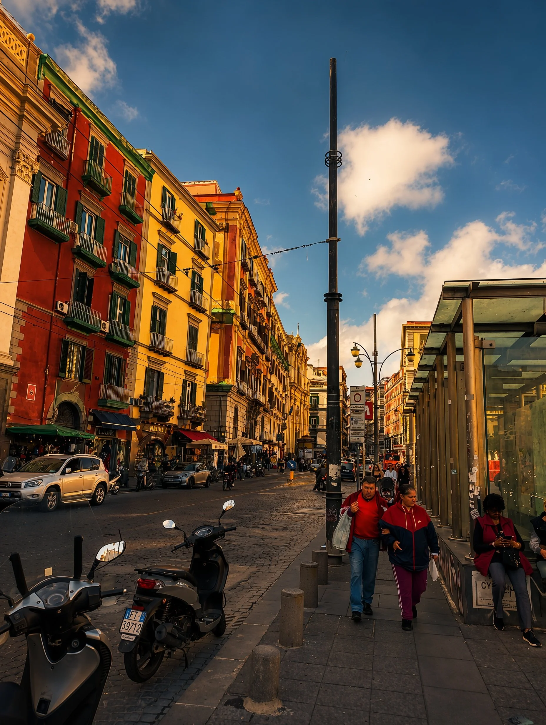 [Seminar on Heat and Other Defeats] Foto scattata a Napoli, a Piazza Dante, nel maggio del 2026 #Napoli #Naples #Napoli2026 #NapoliStreetPhotography #StreetPhotography #UrbanPhotography #NapoliDaVivere #NapoliVistaDaMe #NapoliColori #ColoriUrbani #Ur