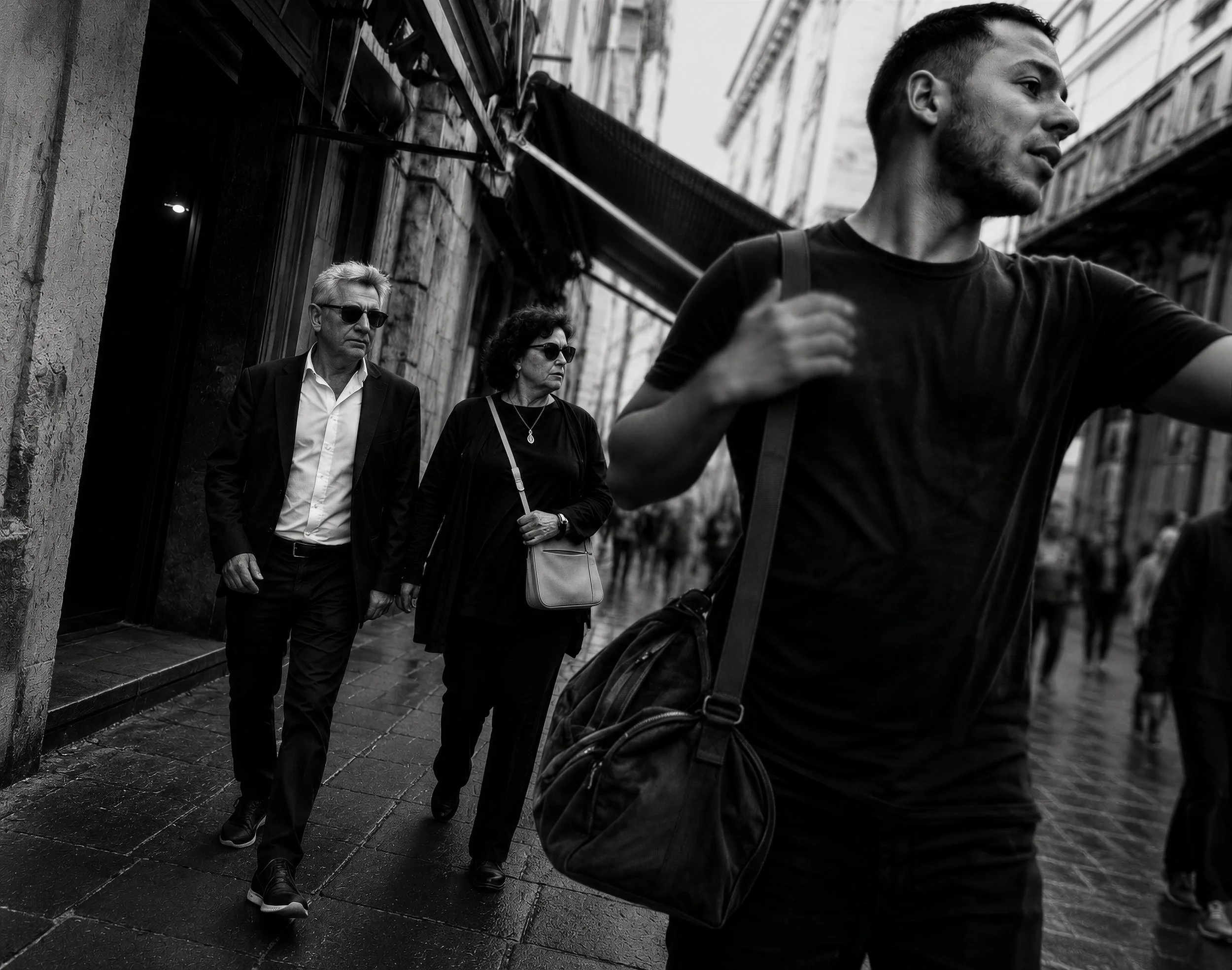 [The Wow Factor] Foto scattata a Napoli nella primavera del 2026 #StreetPhotography #BlackAndWhitePhotography #MonochromePhotography #UrbanPhotography #StreetLife #CandidPhotography #DocumentaryPhotography #UrbanMoments #CityLife #PeopleInTheStreet #