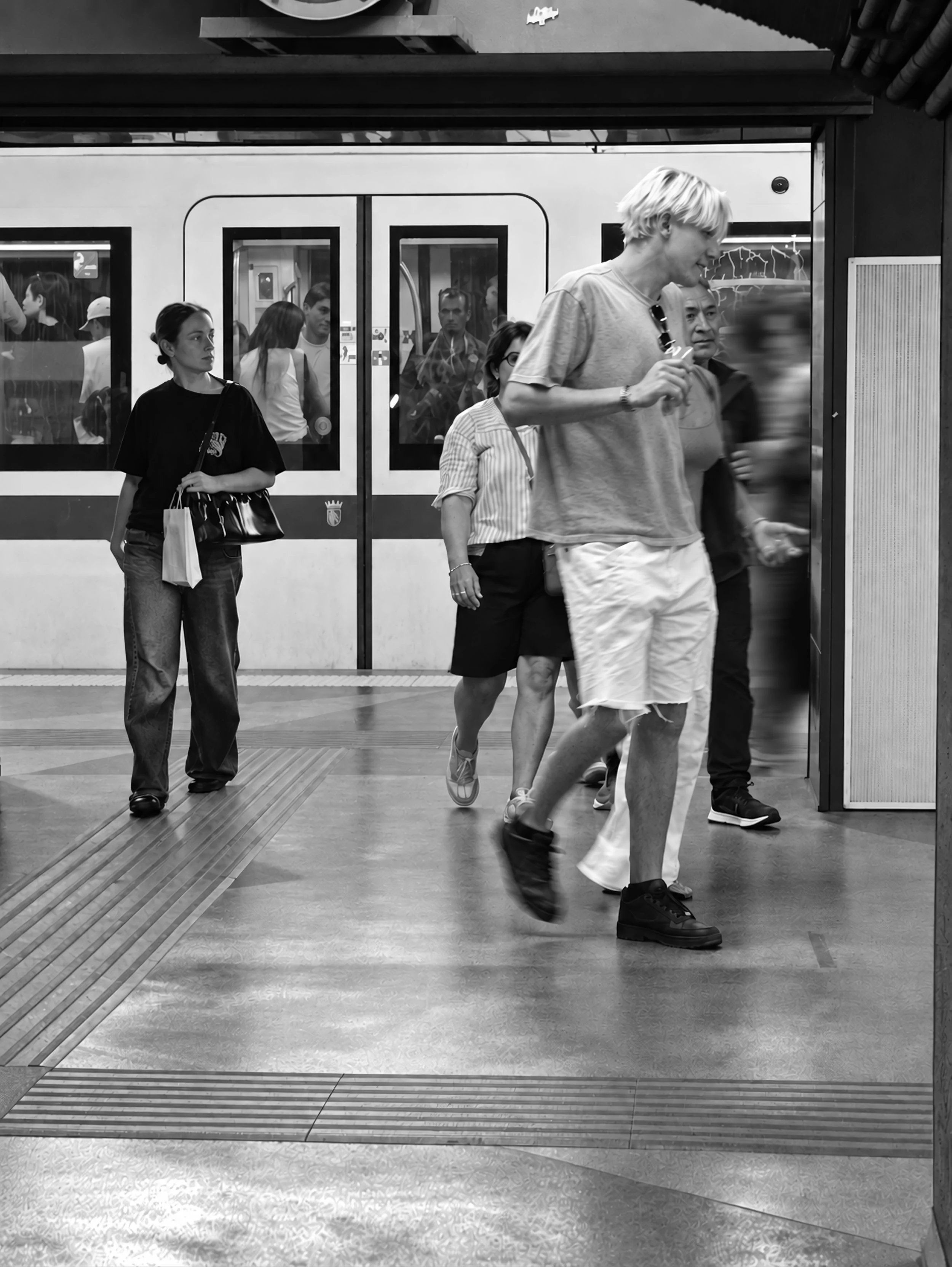 [Islands in the Subway n. 64] #islandsinthesubway #davideborowski #streetphotography #bnw #blackandwhitephotography #subwayphotography #metro #urbanloneliness #urbanpoetry #cinematicphotography #noirphotography #moodygrams #streetleaks #everydayevery