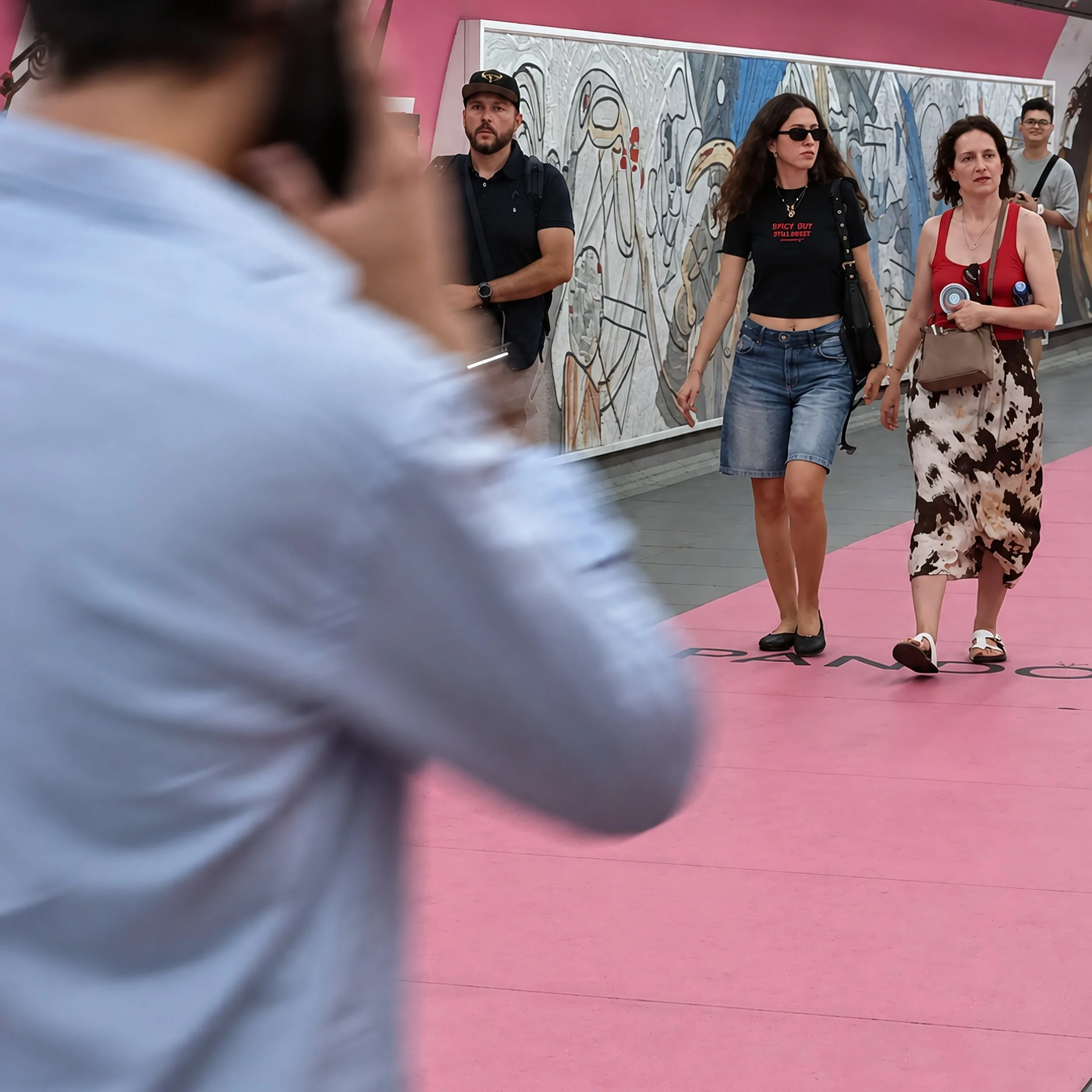 [Invasione di campo] Foto scattata presso la stazione della Metro A di Piazza di Spagna #streetphotography #urbanphotography #streetphoto #streetphotographers #candidphotography #everydaystreet #urbanlife #citylife #metrophotography #subwayphotograph