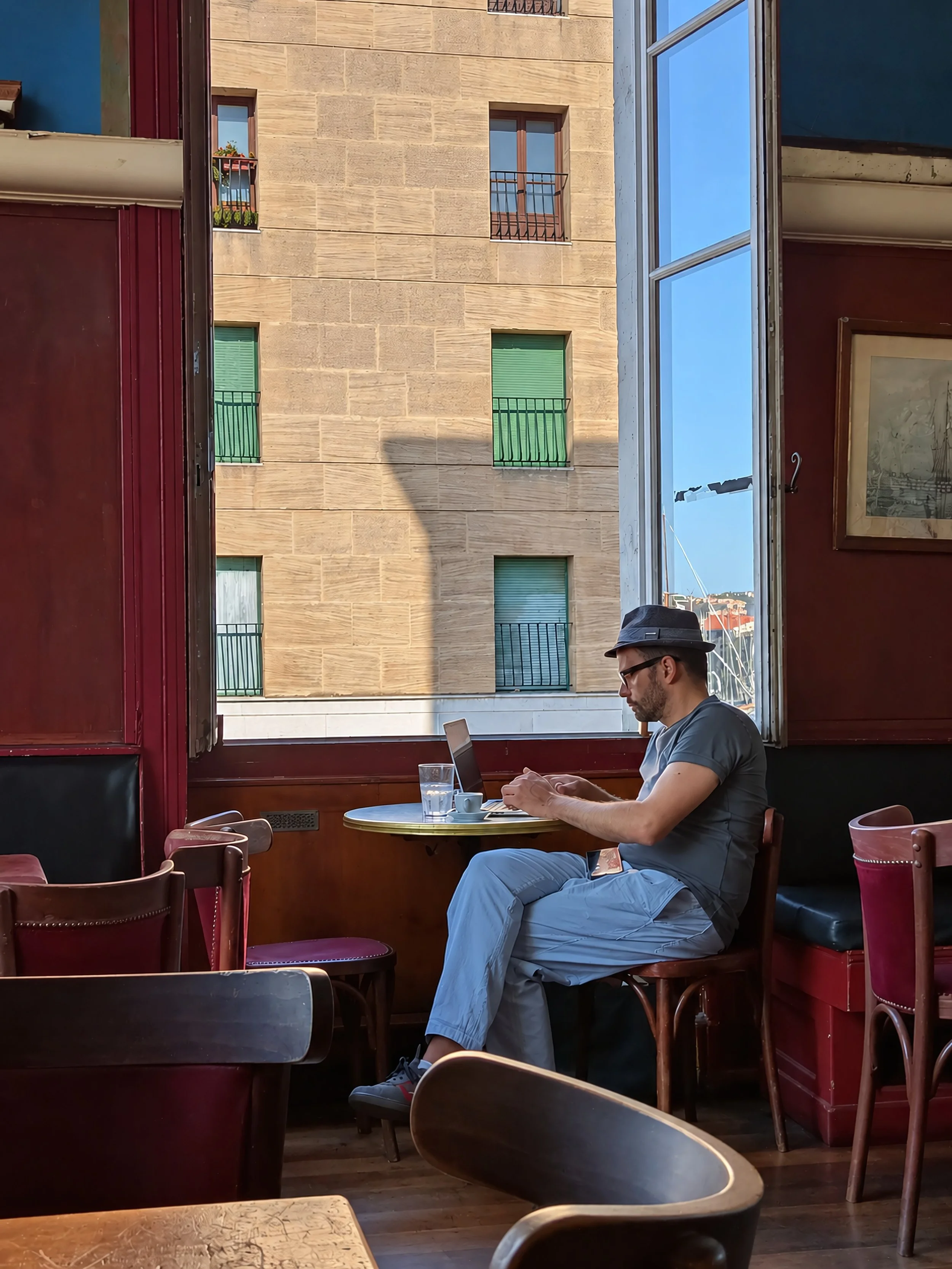 [Mattinata geometrica] Foto scattata a Marsiglia all'interno del bar La Caravelle, il 19 agosto 2026 #streetphotography #urbanphotography #cafephotography #windowlight #availablelight #quietmoments #everydaylife #candidphotography #urbaninteriors #in