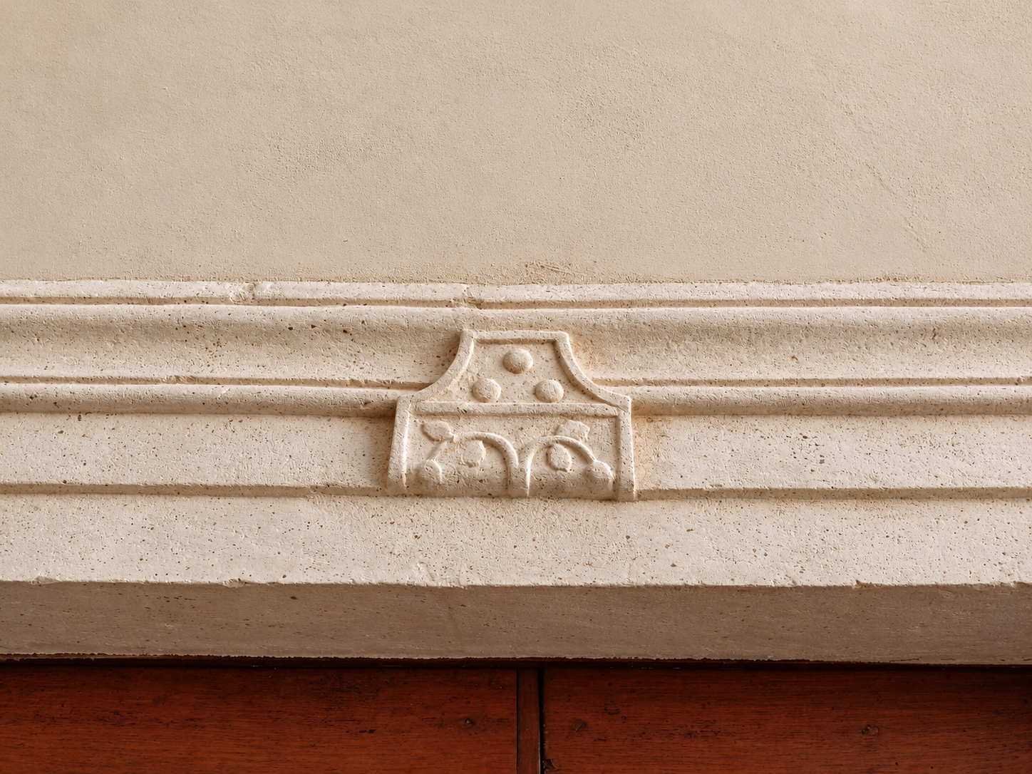 Dettaglio ornamentale di cornice in pietra.png