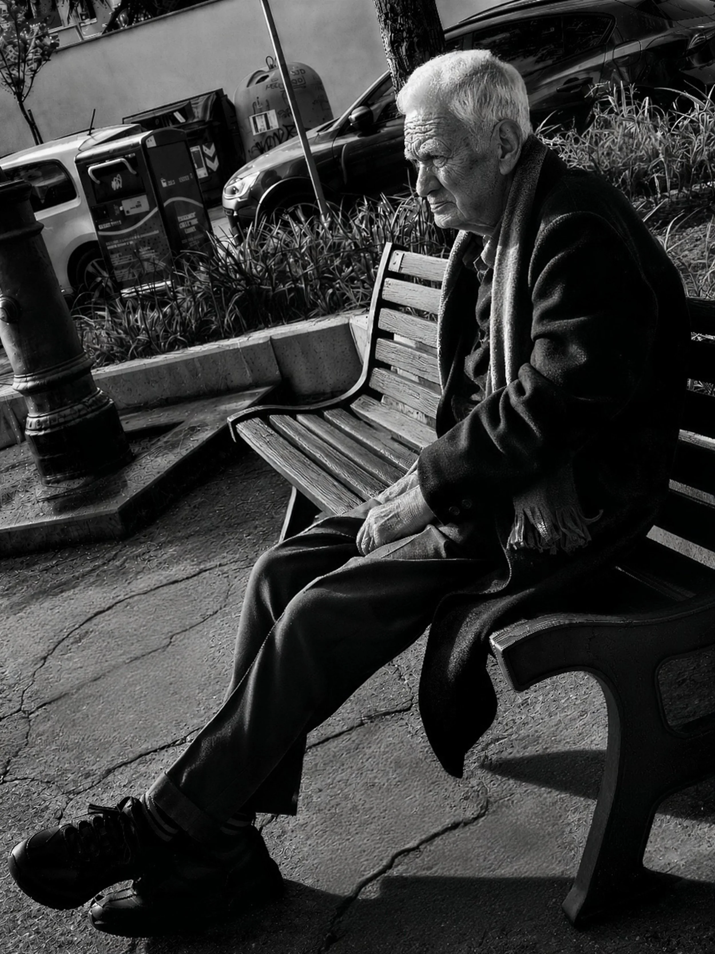 [Bench&eacute; i saggi sappiano] Foto scattata a Roma, in Largo Don Orione, nella primavera del 2026 #StreetPhotography #BlackAndWhitePhotography #MonochromePhotography #DocumentaryPhotography #UrbanPhotography #FineArtPhotography #StreetPortrait #Ca