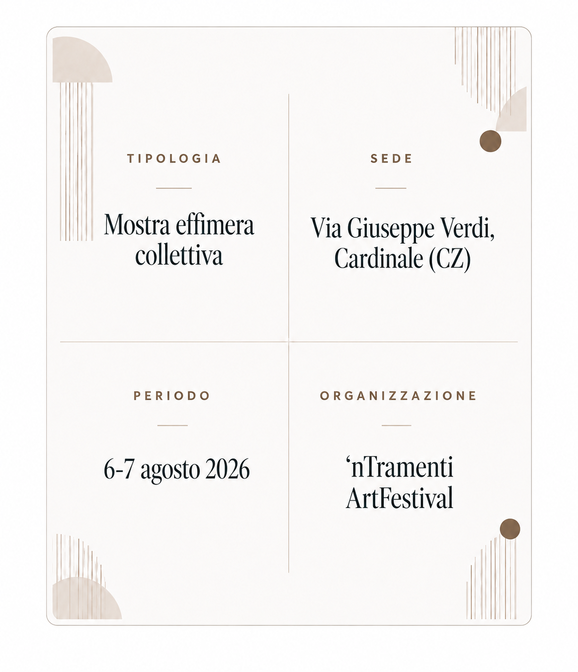 Biglietto per una mostra collettiva efficace, con dettagli della sede, periodo, organizzazione, tipologia e indirizzo, con decorazioni minimaliste in toni neutri.