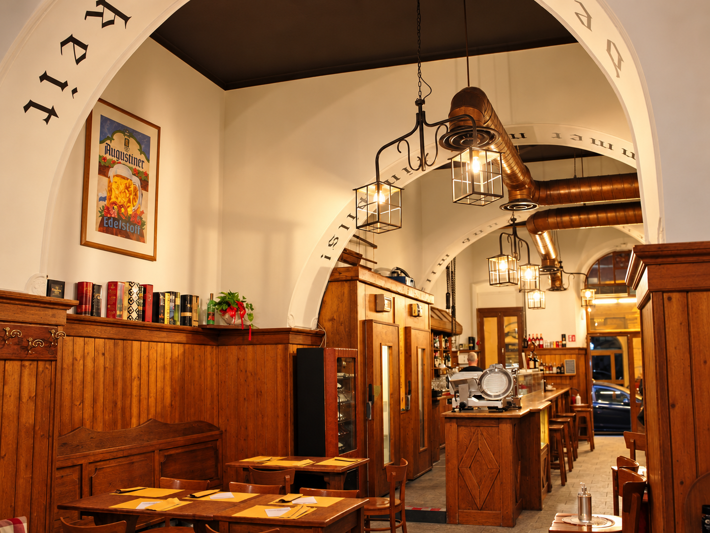 Interno caldo di antica birreria europea.png