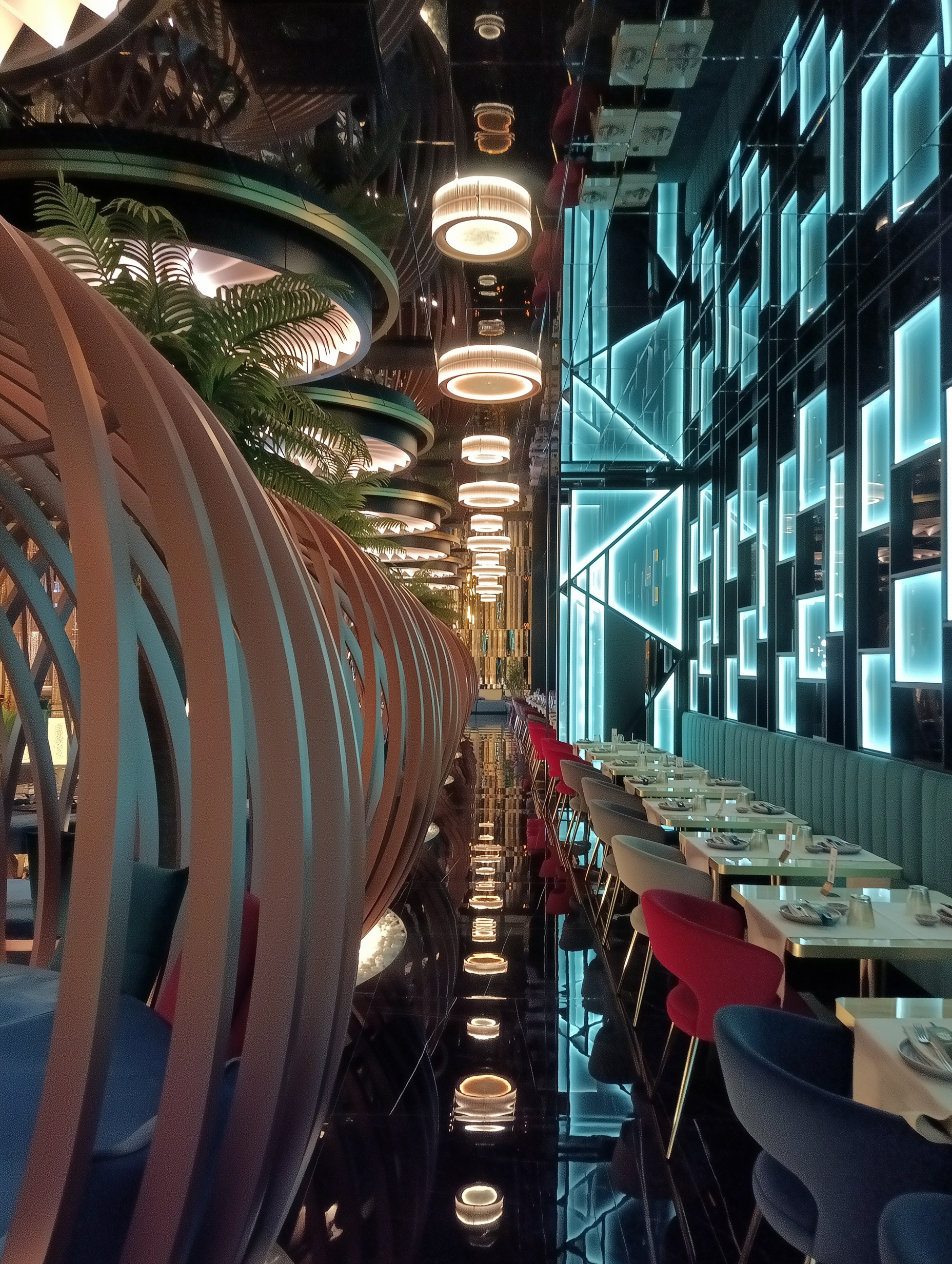 Questa tendenza milanese dei ristoranti sbrilluccicosi a me piace molto