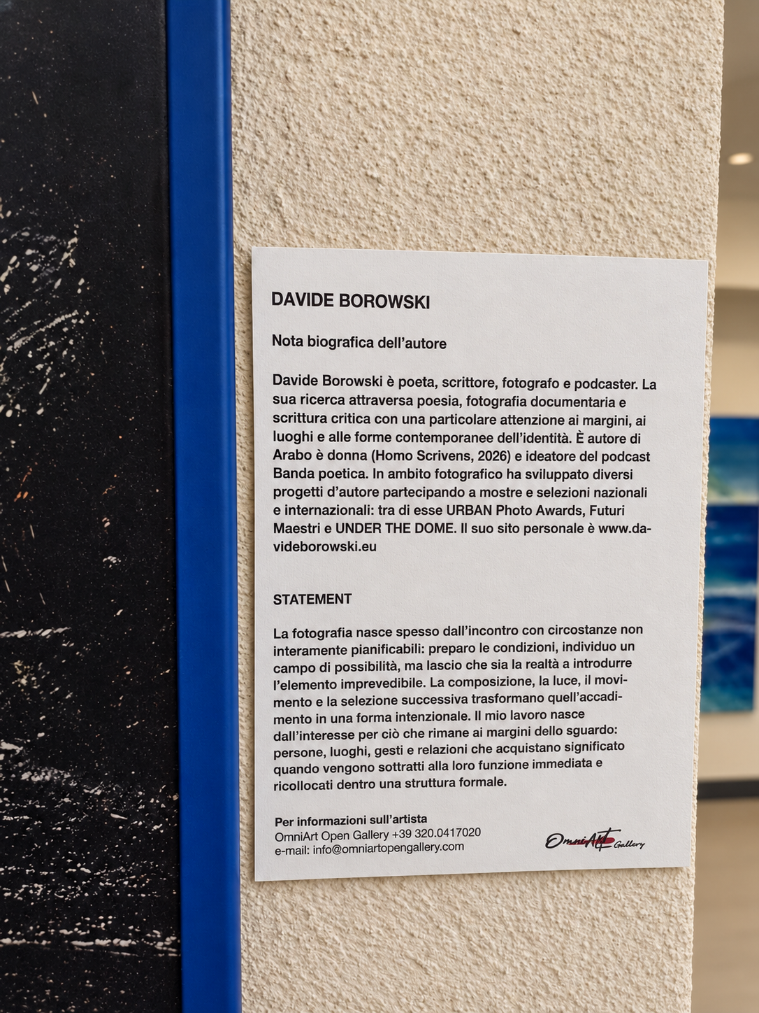 Cartellina informativa sull'artista Davide Borowski affissa su una parete.