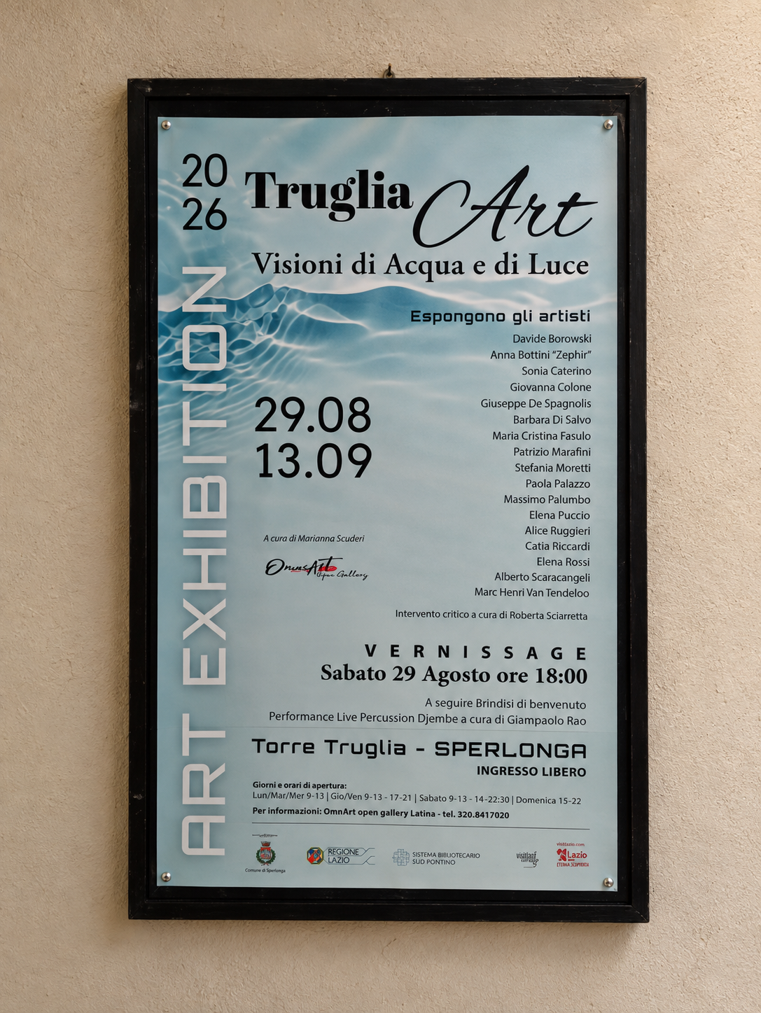 Manifesto di una mostra d'arte intitolata 'Truglia Art', con tema 'Visioni di Acqua e di Luce', in esposizione dal 29 agosto al 13 settembre presso Torre Truglia a Sperlonga, con dettagli sugli artisti e la serata di inaugurazione il 29 agosto alle 1