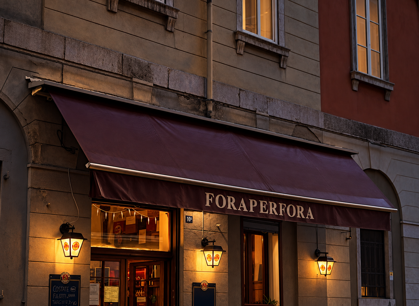 Facciata notturna della trattoria Foraperfora.png