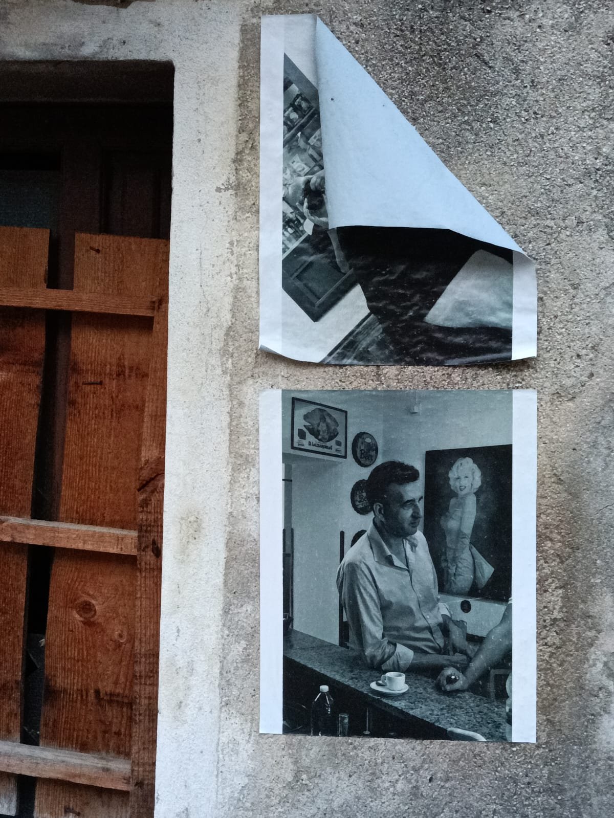 Due fotografie in bianco e nero attaccate a una parete di pietra, l'autore è Davide Borowski