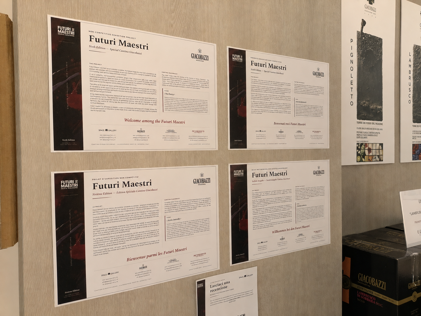 Posters informativi in diverse lingue riguardanti l'esposizione futurista 'Futuri Maestri' presso il Cantina Giacobazzi a Nonantola.