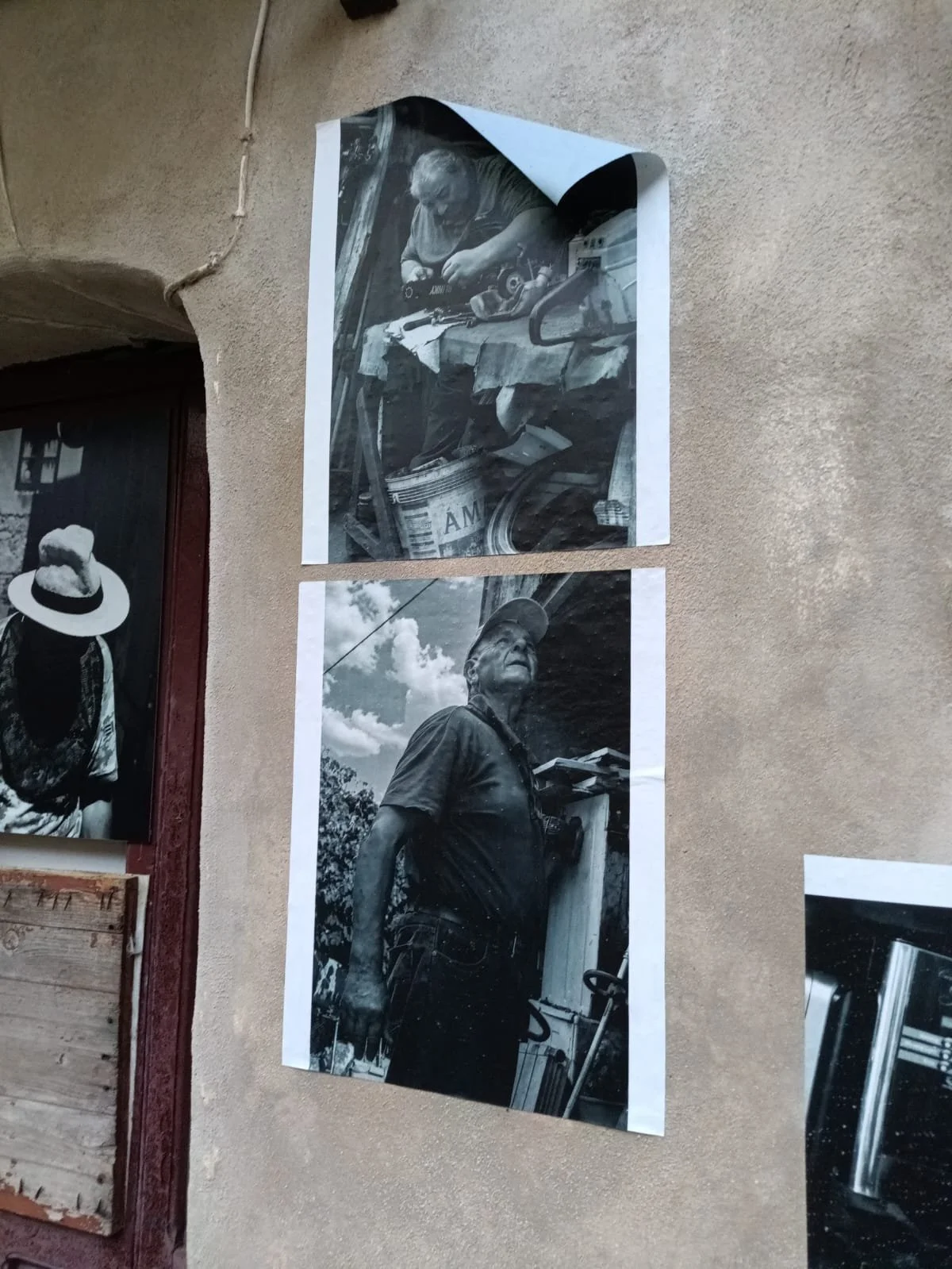 Due fotografie in bianco e nero di uomini. La prima mostra un uomo che lavora con utensili, la seconda un uomo che guarda verso l'alto con uno sfondo di nuvole e cielo.