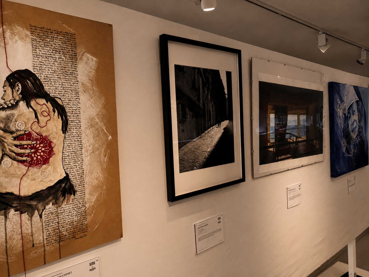 Mostra di quadri con diverse opere.