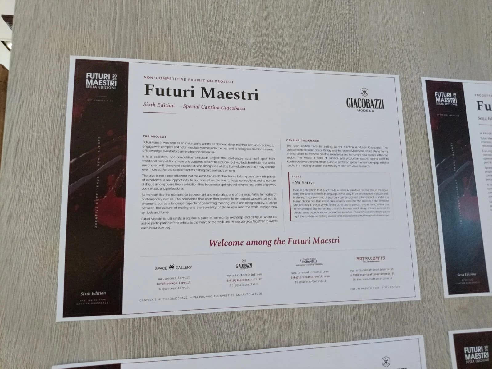 Una brochure informativa per un evento culturale chiamato "Futuri Maestri"; il testo spiega il progetto, il tema "No Entry", e invita alla partecipazione. Include loghi di associazioni e dettagli sull'edizione.