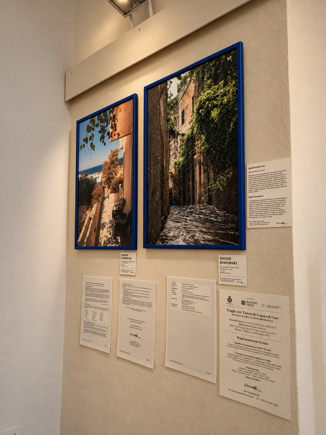 Due fotografie di paesaggi mediterranei con muri antichi, uno con cielo e mare visibili, l'altro con un vicolo stretto e alberi.