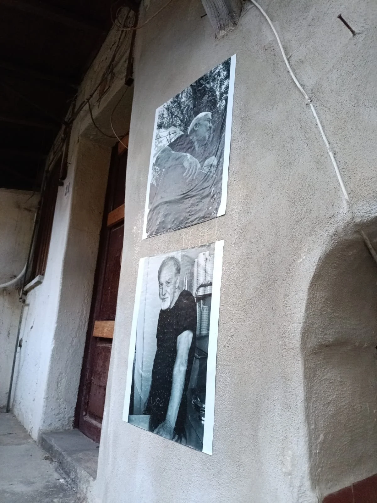 Due fotografie in bianco e nero di persone appese al muro di un edificio con pareti in cemento, scattate da Davide Borowski