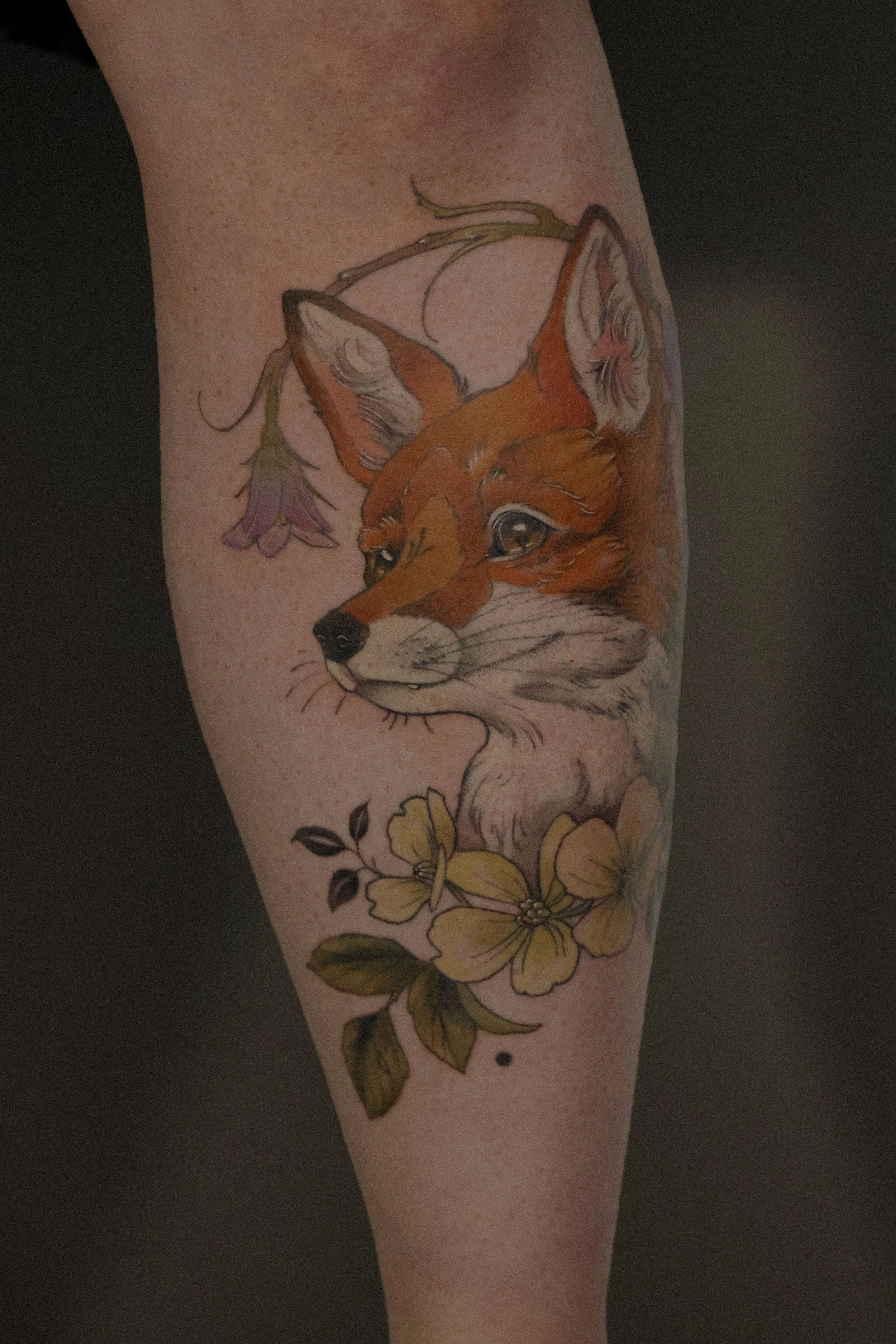 Farbiges Fuchs Tattoo auf einem Schienbein