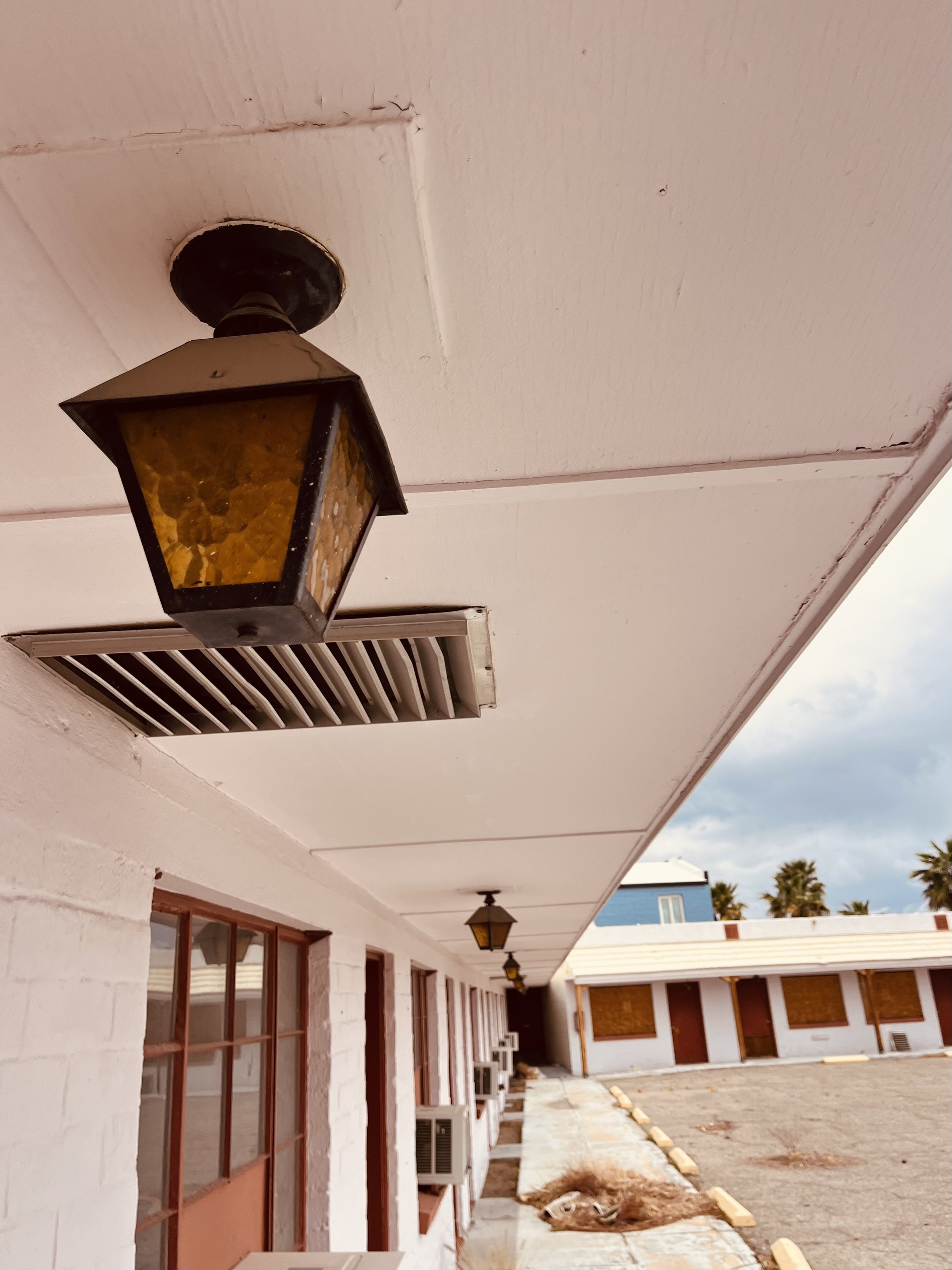 I like this light fixture.