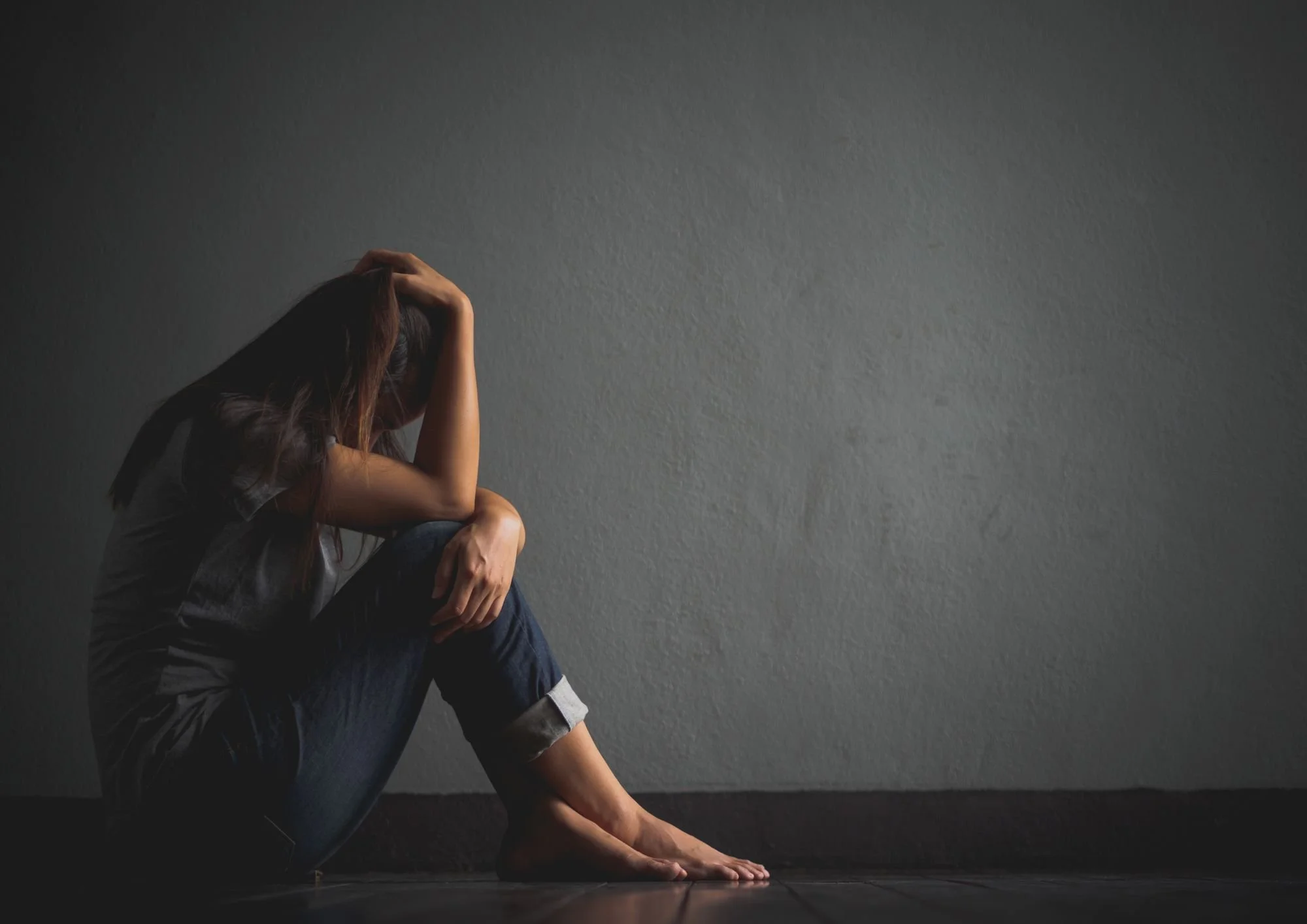 Daunele emoționale care te „fac cu capul”: cum te reconstruiești după relația cu un narcisist