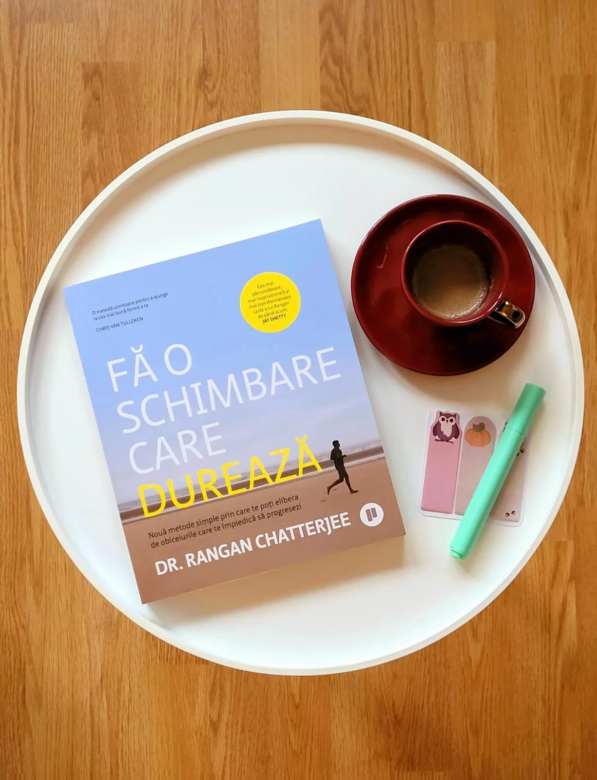 poza cu cartea doctorului rangan chatterjee de la editura publica facuta de psihologul alexandra frincu pe o masa cu o cana de cafea