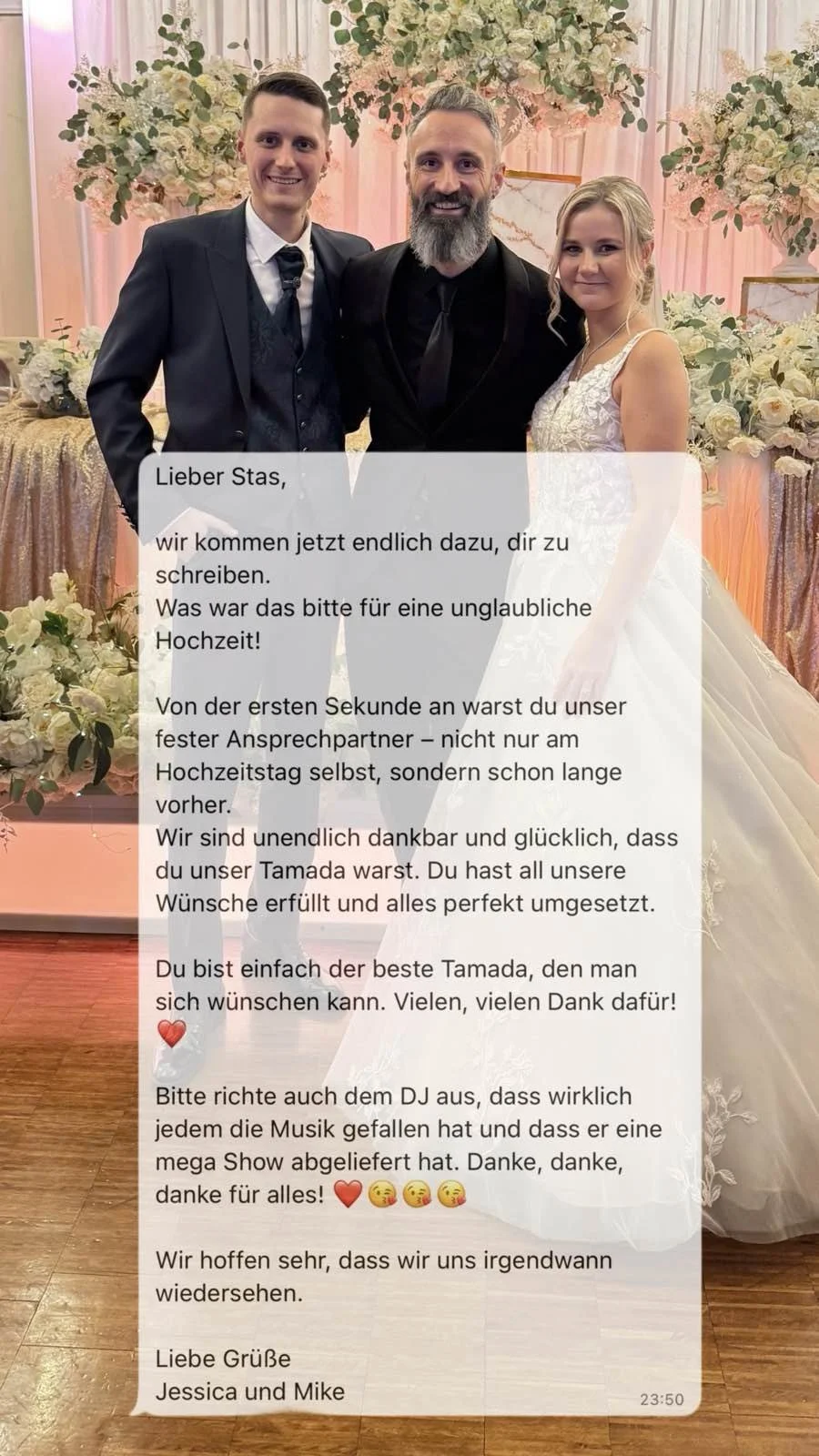 Ein Hochzeitsfoto mit einem Paar in formeller Kleidung und Tamada und Wedding Host Stas in einem Anzug, im Hintergrund einen festlich dekorierten Raum mit Blumen und goldenen Stoffen.