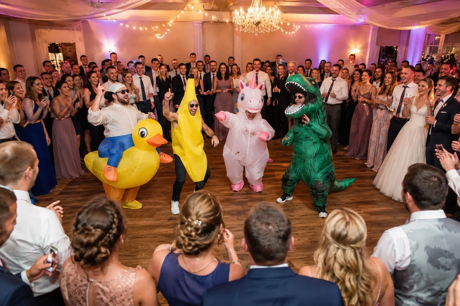 Hochzeit deutsch-russisch mit kostümen auf der tanztfläche